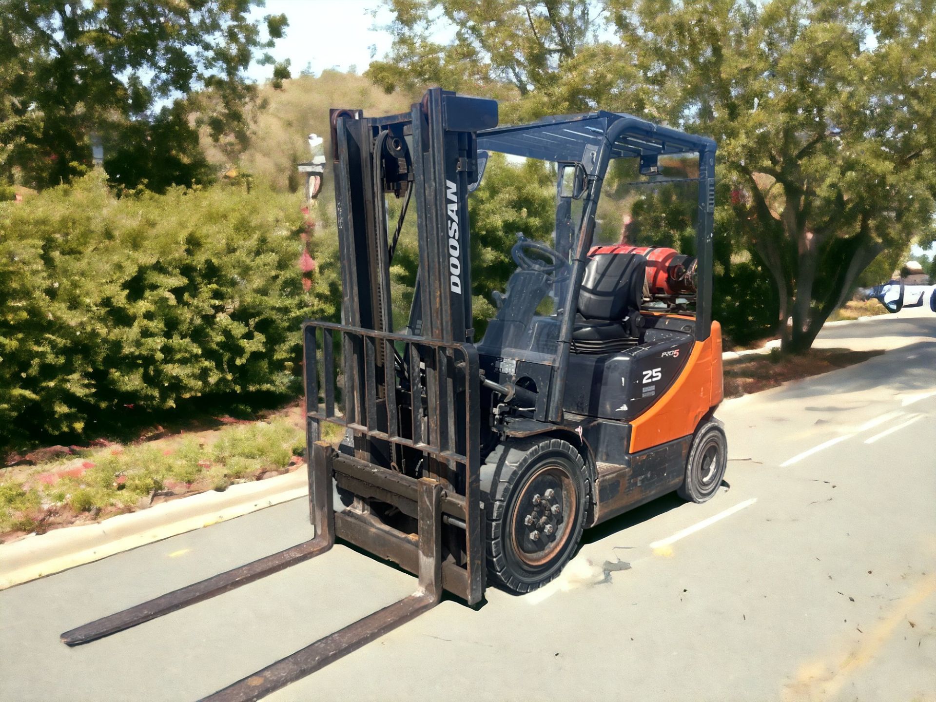 DOOSAN LPG FORKLIFT - MODEL G25P-5 (2008) - Image 2 of 6