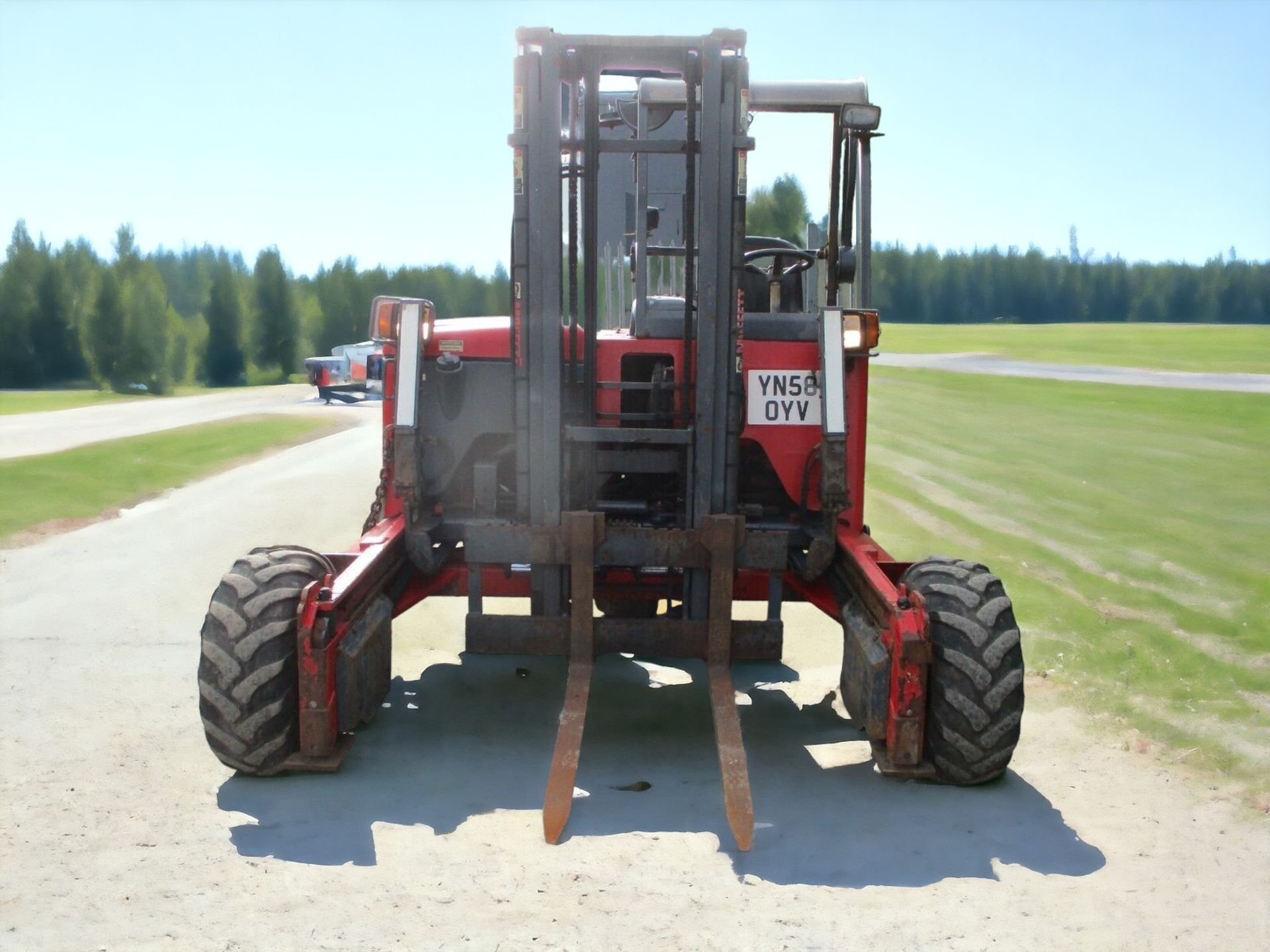 UNLOCK EFFICIENCY AND PRECISION WITH THE MOFFETT MOUNTY M5 25.3 FORKLIFT - Image 4 of 11