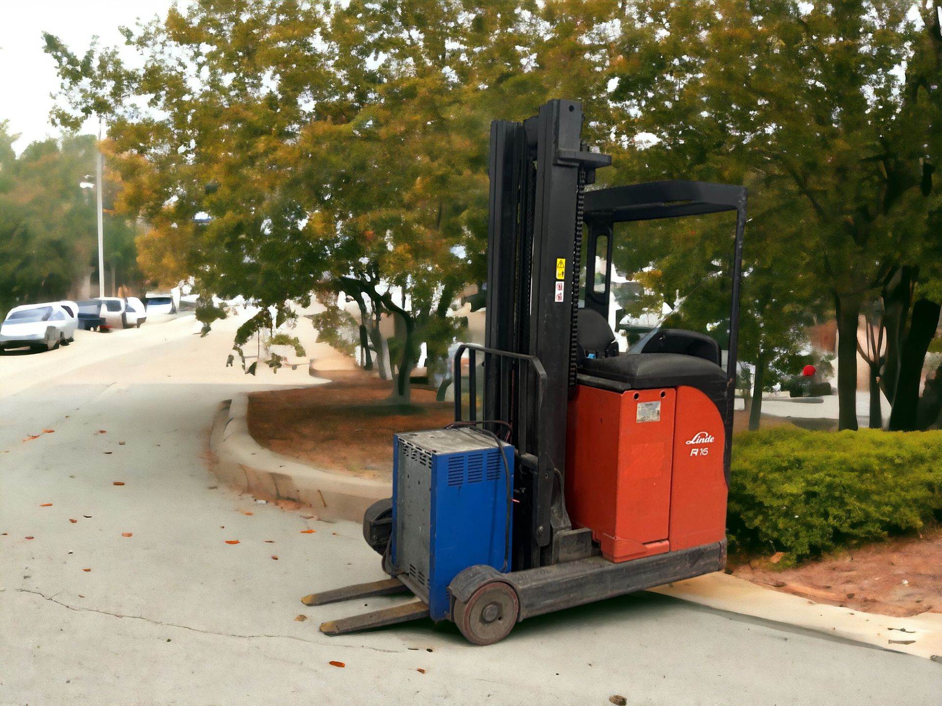 LINDE REACH TRUCK - MODEL R16 (2005) **(INCLUDES CHARGER)** - Image 4 of 6