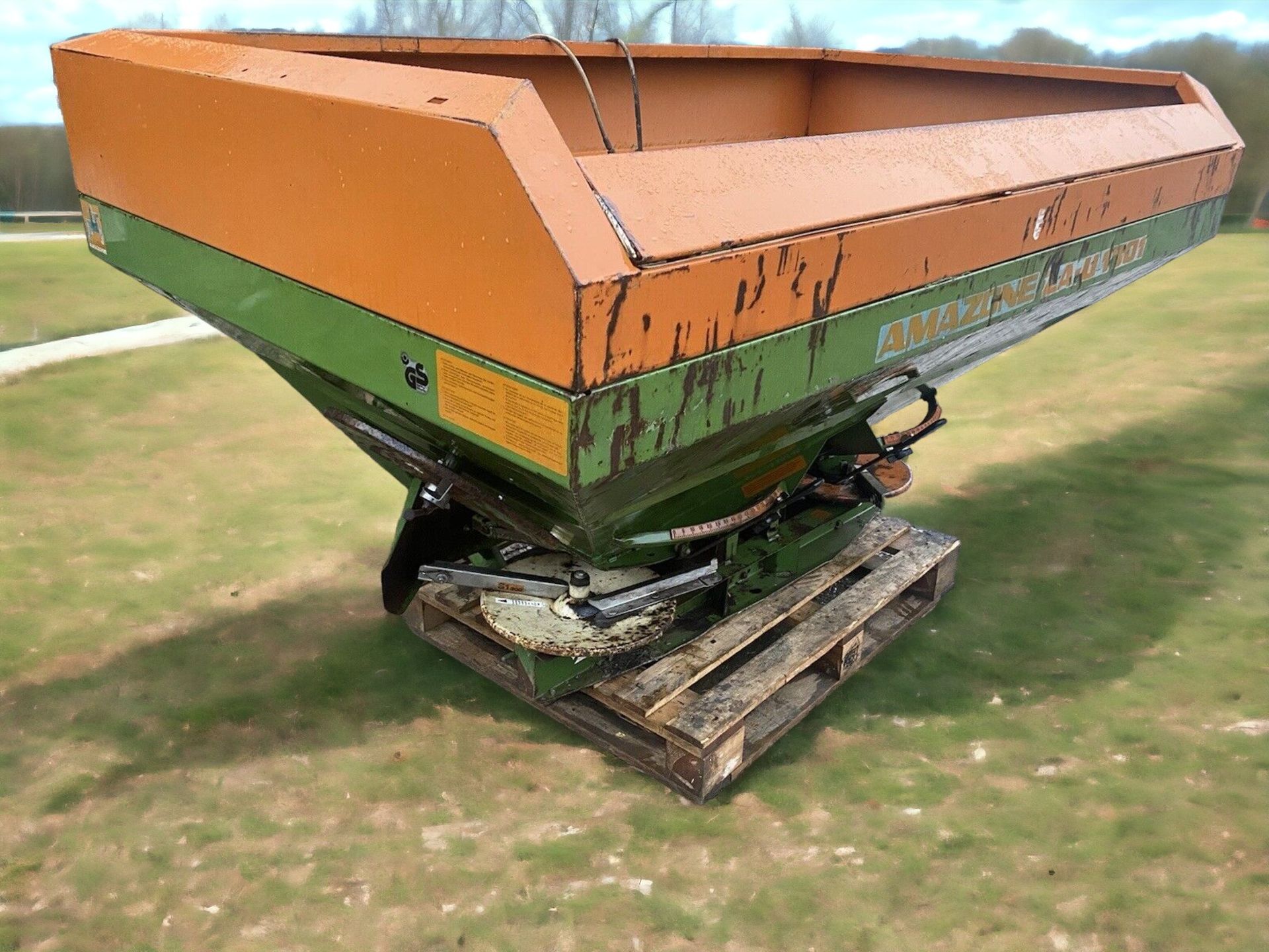 HIGH-PERFORMANCE AMAZONE ZA-U 1801 FERTILISER SPREADER - Image 2 of 8