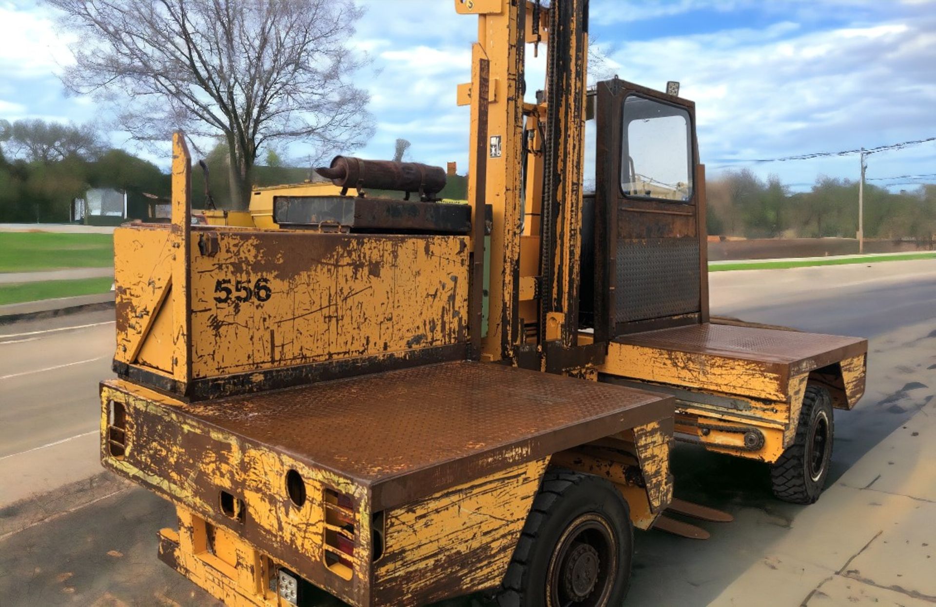 BOSS 556 DIESEL 5 TON SIDELOADER FORKLIFT - Image 5 of 7