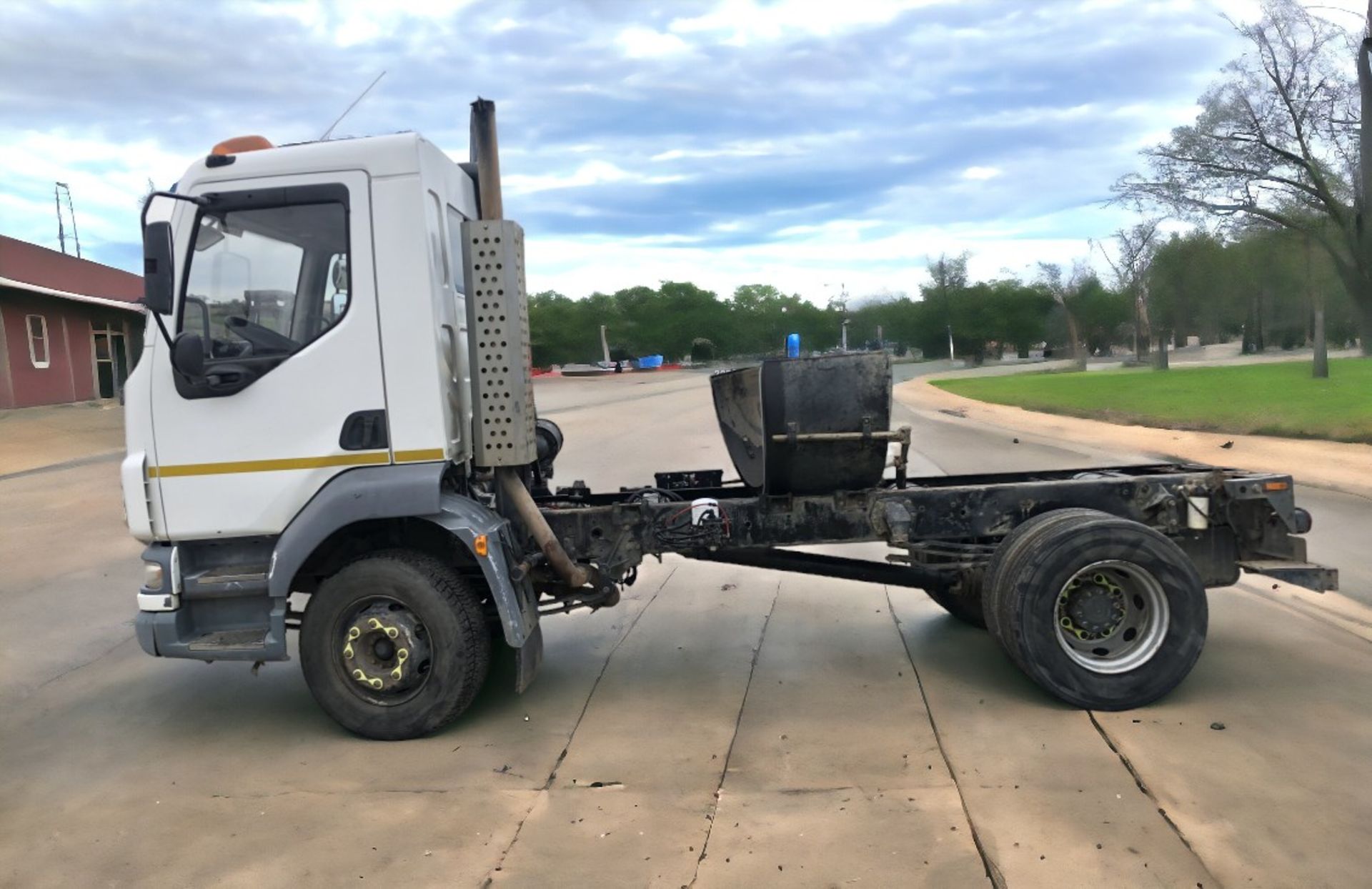 DAF LF 15 TON CAB AND CHASSIS - LEFT HAND DRIVE - Bild 2 aus 7
