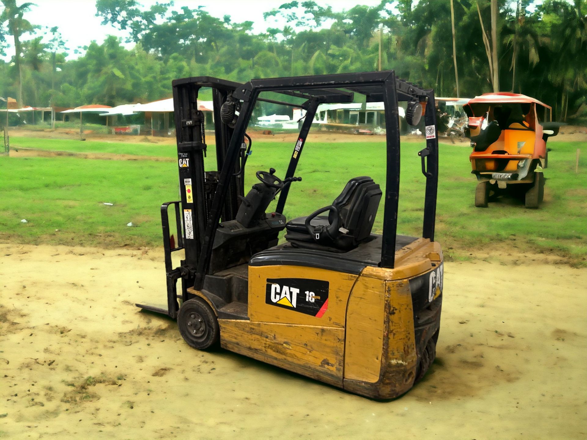CAT ELECTRIC 3-WHEEL FORKLIFT **(INCLUDES CHARGER)** - Image 4 of 6