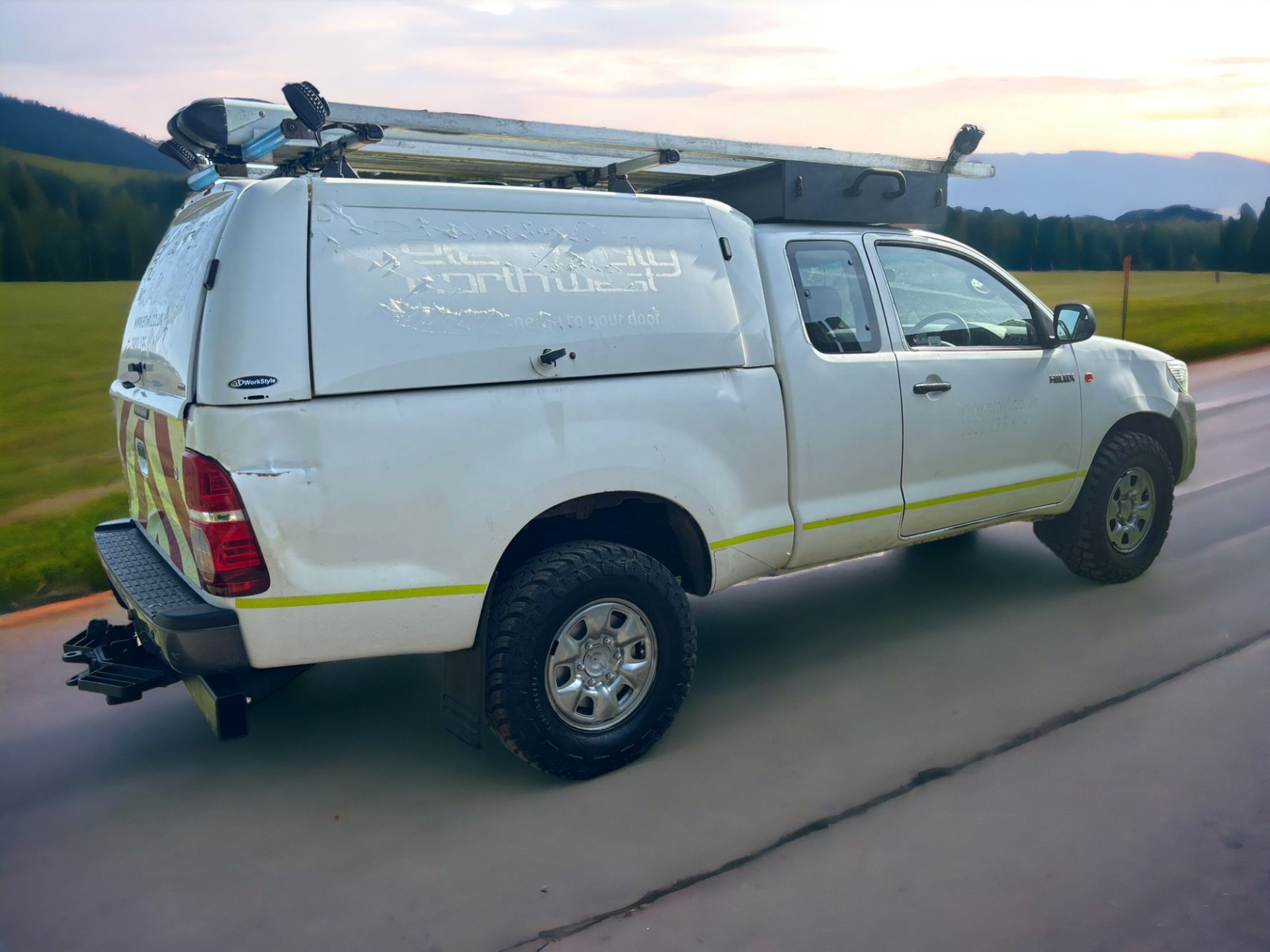 TOYOTA HILUX KING CAB PICKUP TRUCK - Image 6 of 8