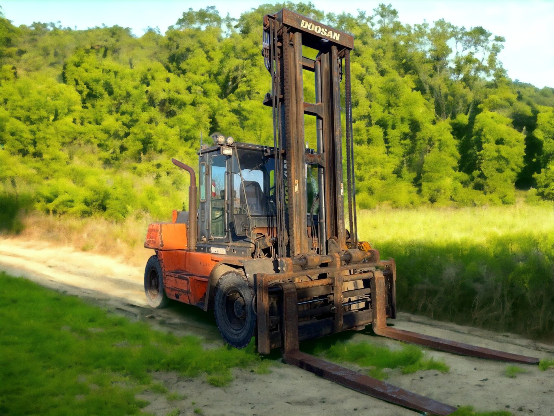 1998 DOOSAN D130S-5 FORKLIFT WITH SIDE SHIFT AND FORK POSITIONERS - ONLY 17300 HOURS