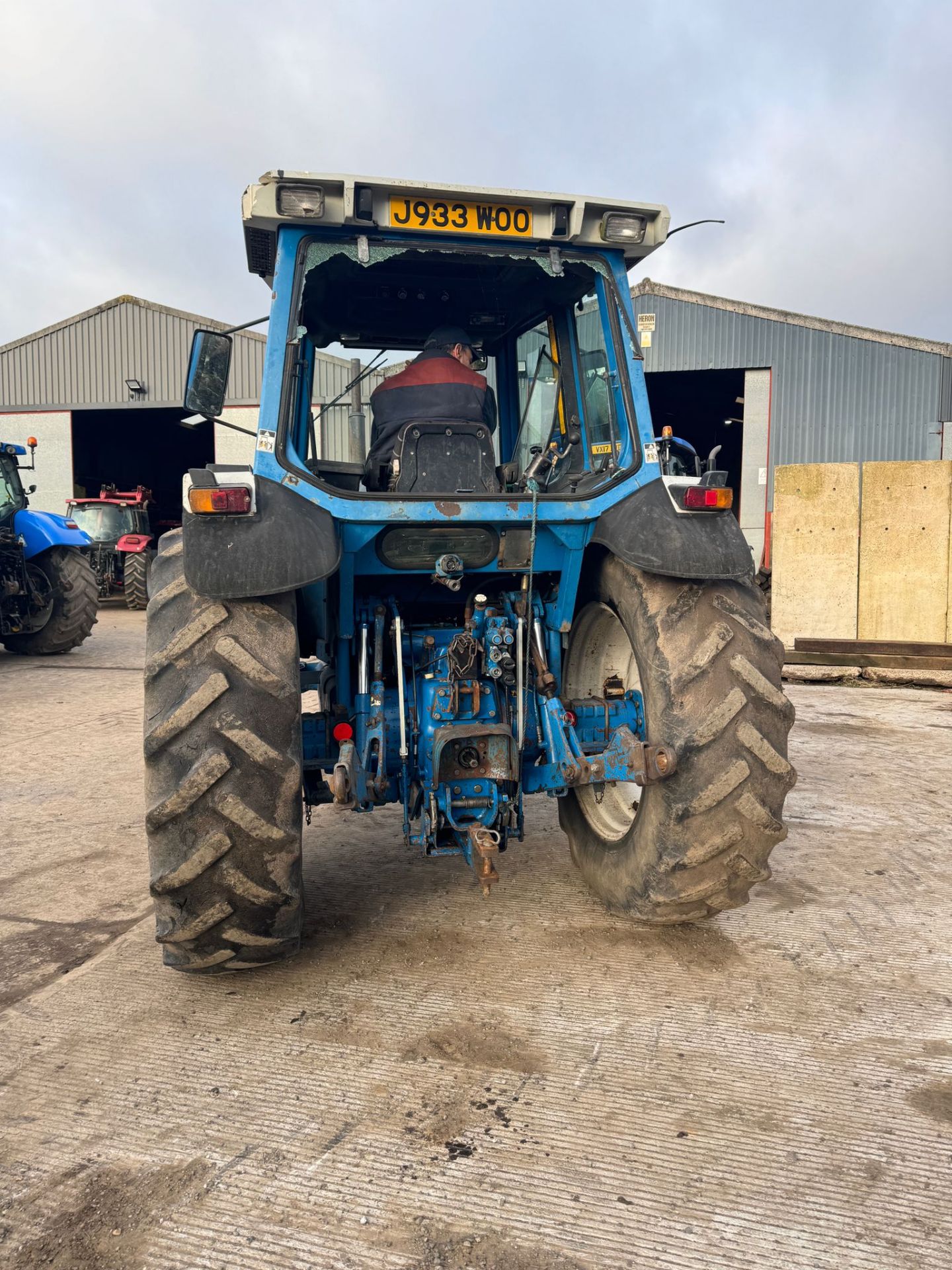 FORD 8210 TRACTOR - Image 4 of 12