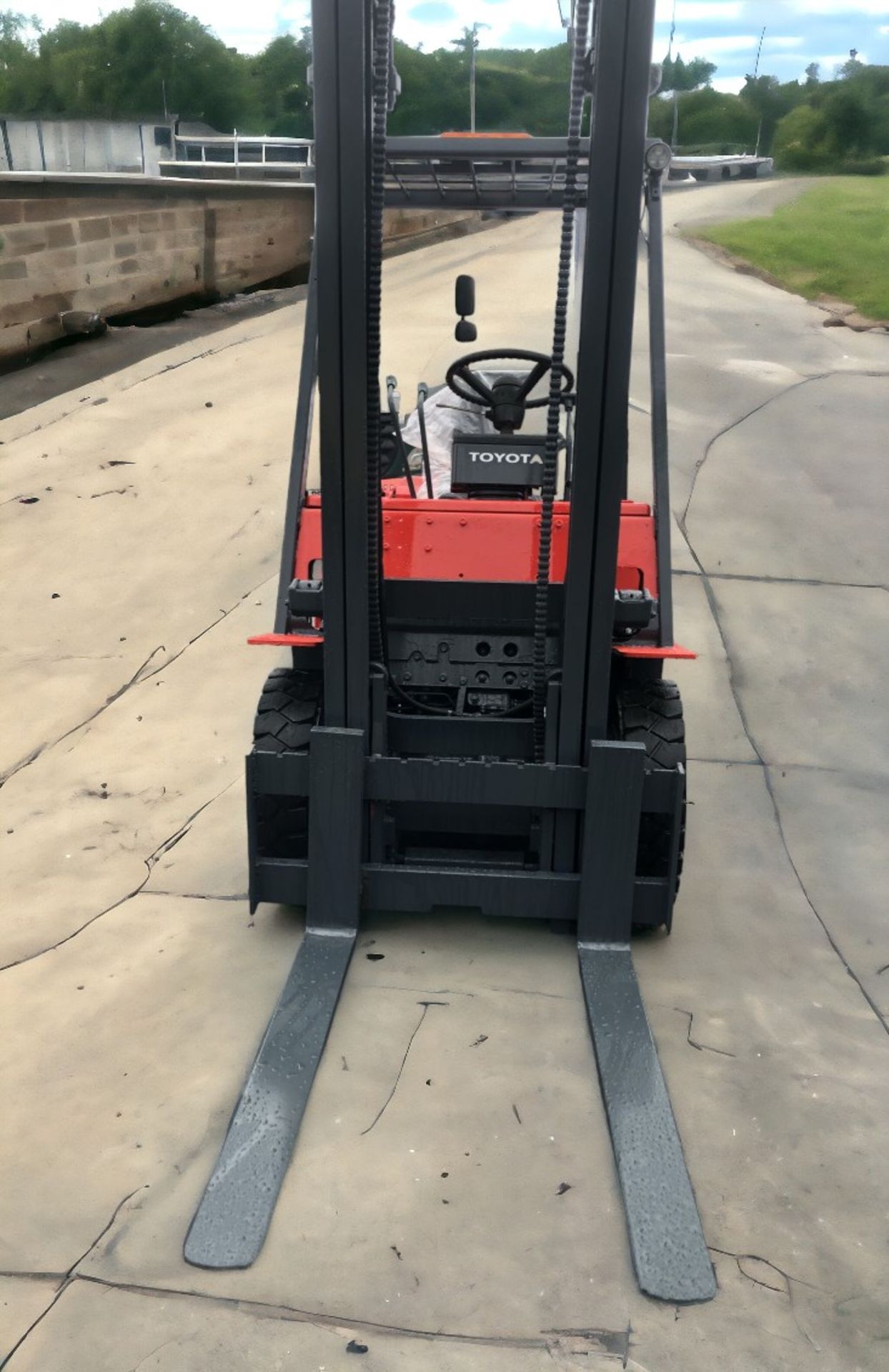 TOYOTA FD 25, 2.5 TON DIESEL FORKLIFT - Image 5 of 9