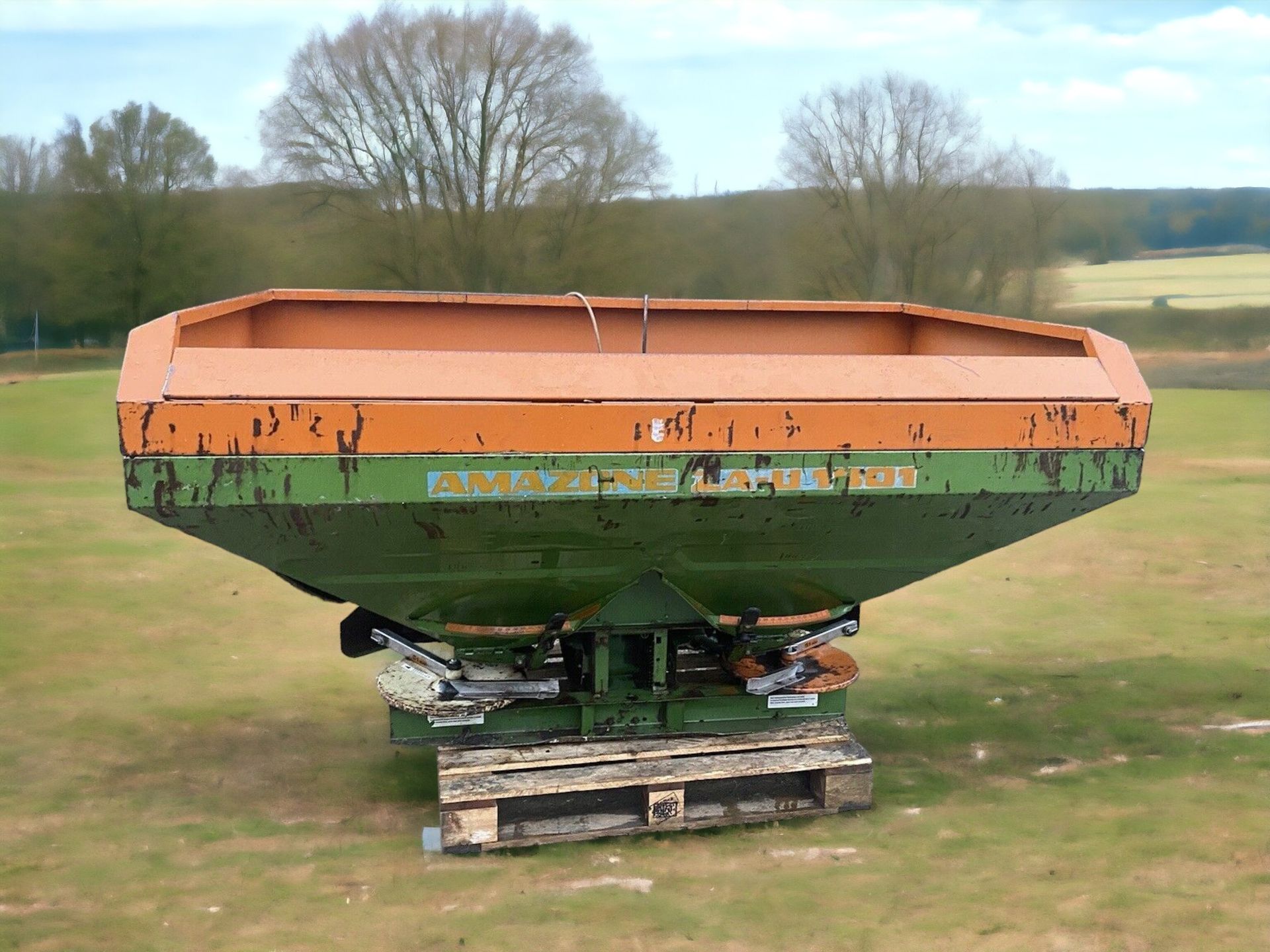 HIGH-PERFORMANCE AMAZONE ZA-U 1801 FERTILISER SPREADER - Image 3 of 8