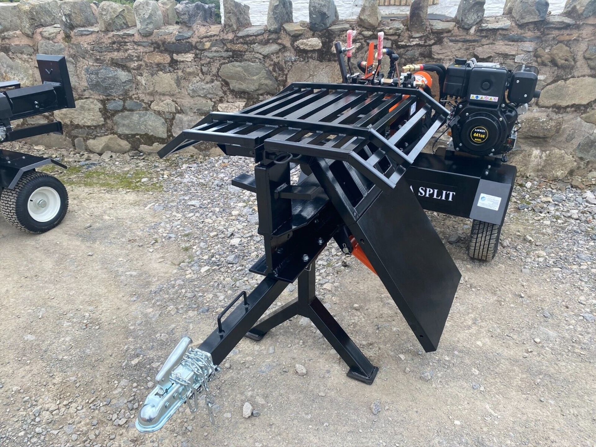 EFFICIENT HANDLING: LOG LIFT TABLE EQUIPPED - Image 2 of 10
