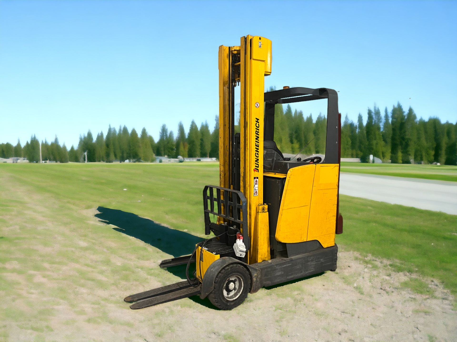 JUNGHEINRICH REACH TRUCK ETVC 16: POWERFUL ELECTRIC WORKHORSE WITH LOW HOURS **(INCLUDES CHARGER)** - Bild 6 aus 6