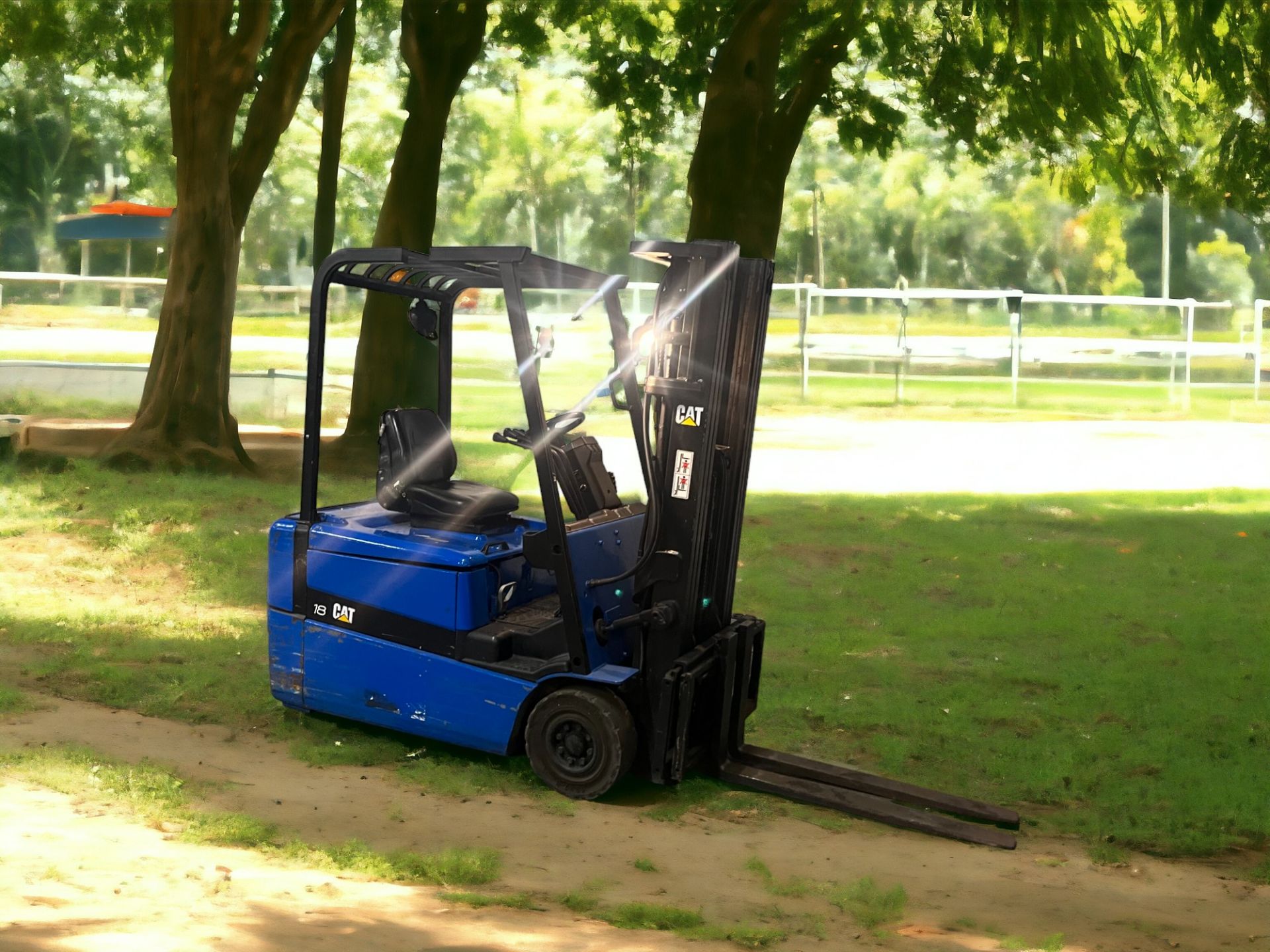 **(INCLUDES CHARGER)** CAT LIFT TRUCKS ELECTRIC 3-WHEEL FORKLIFT - EP18KRT (2002) - Image 3 of 5