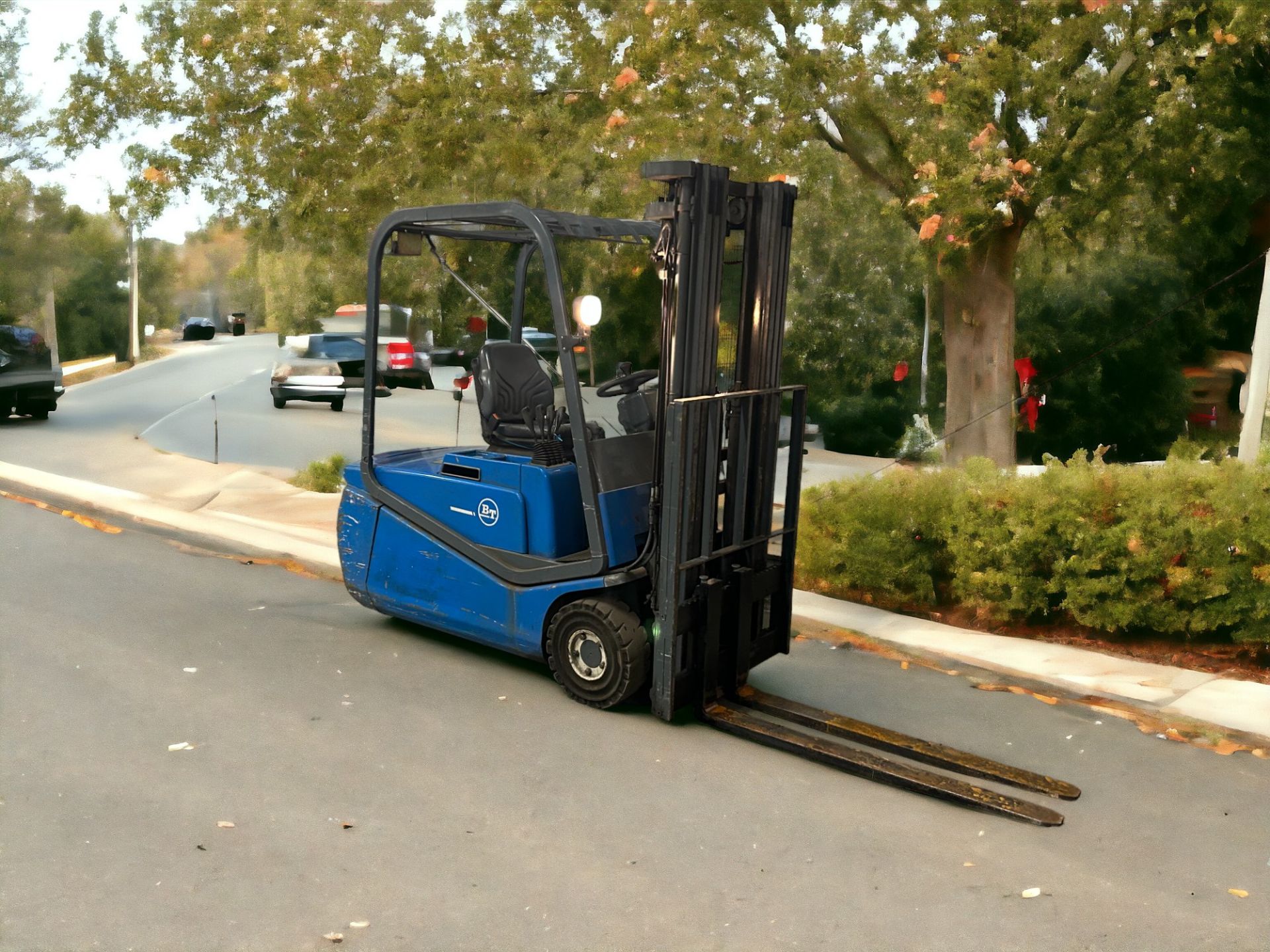 BT ELECTRIC 3-WHEEL FORKLIFT - MODEL CBE1.6T (2002) **(INCLUDES CHARGER)** - Image 4 of 6