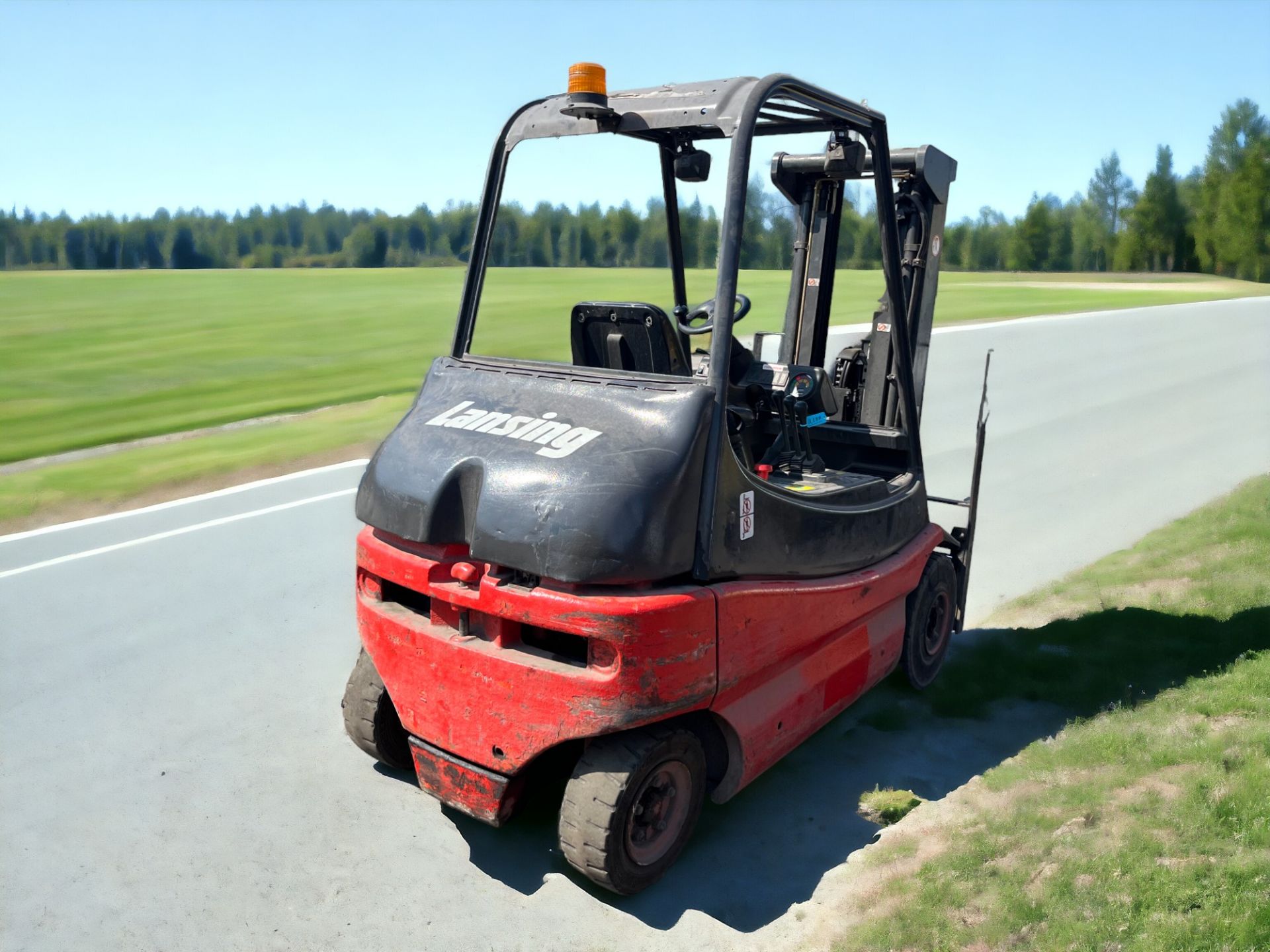 LINDE ELECTRIC 4-WHEEL FORKLIFT - E25-01 (1996) **(INCLUDES CHARGER)** - Image 5 of 6