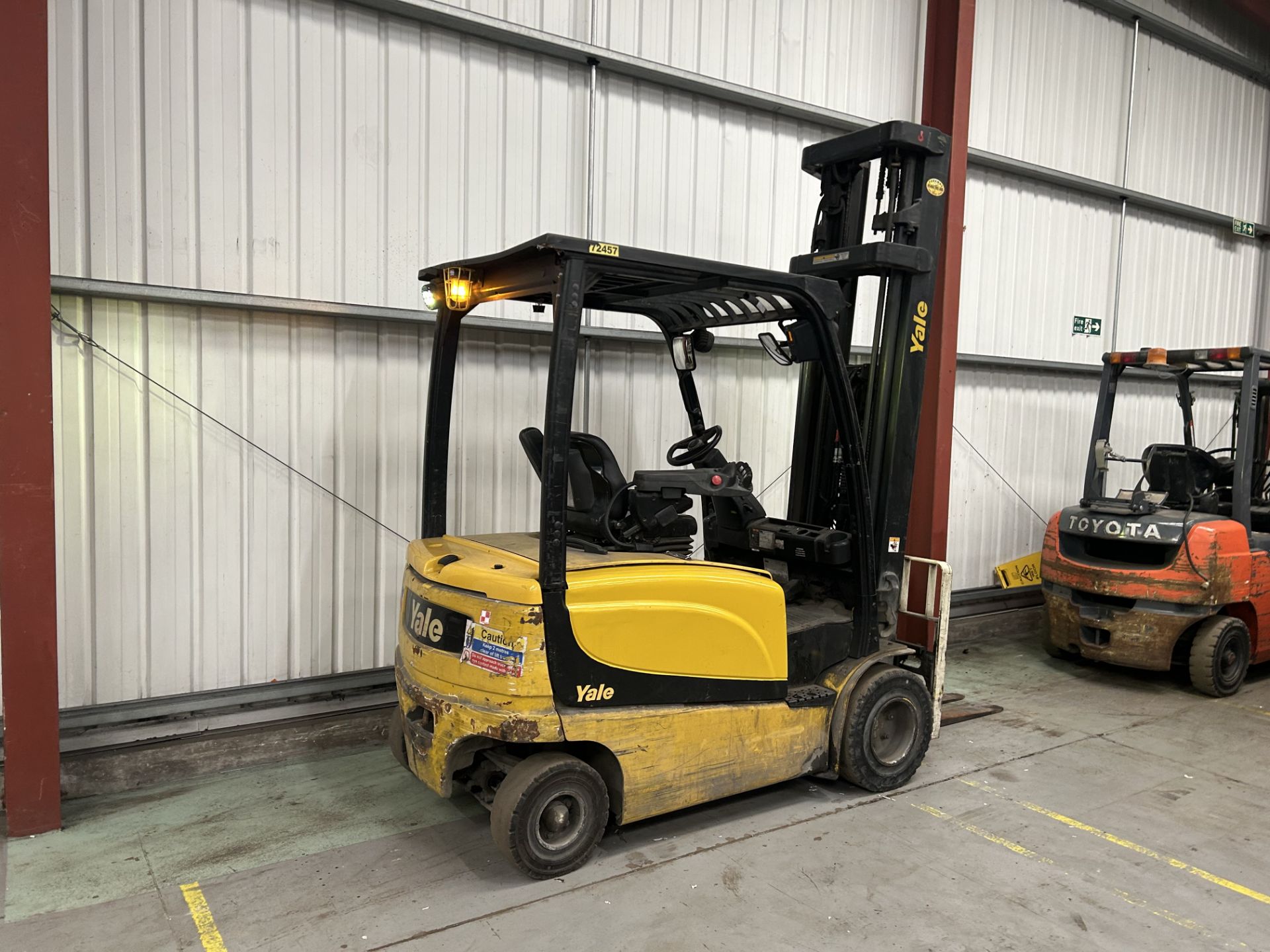 ELECTRIC - 4 WHEELS YALE ERP25VL **(INCLUDES CHARGER)** - Image 6 of 6