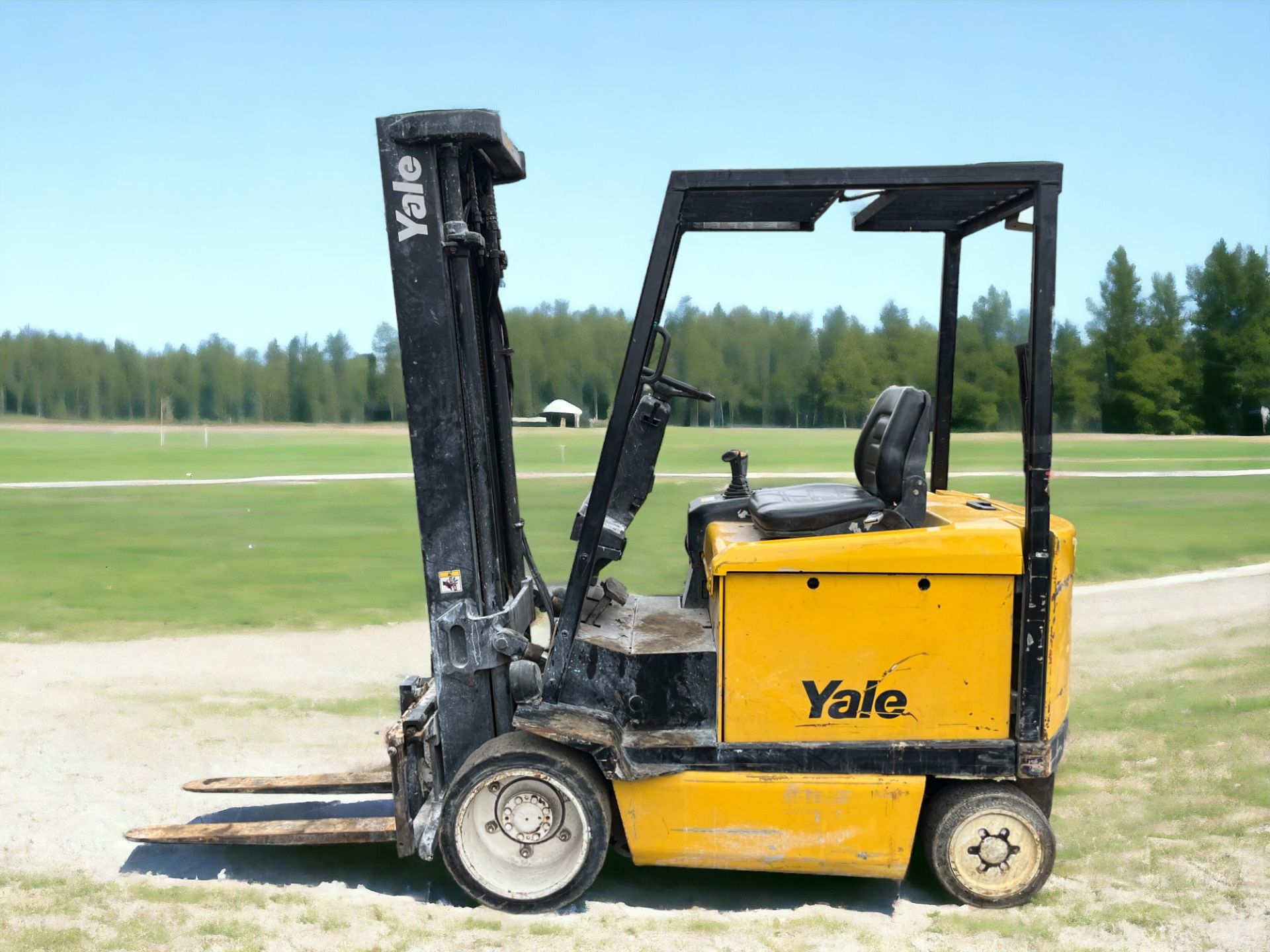 YALE ELECTRIC 4-WHEEL FORKLIFT - ERC AGF 25 (2001) **(INCLUDES CHARGER)**