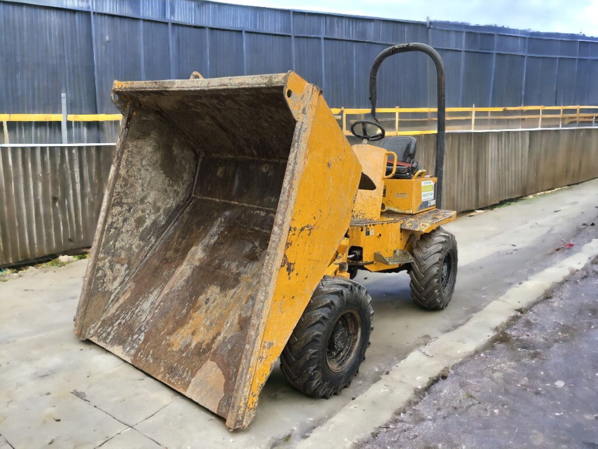 RELIABLE AND VERSATILE 2015 THWAITES 3 TONNE DUMPER - Image 7 of 10