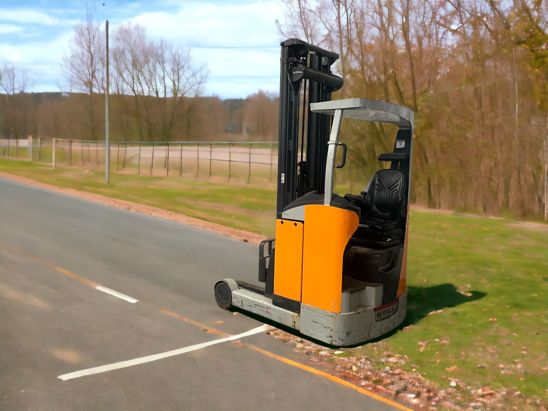 STILL FM-X17 ELECTRIC REACH TRUCK - 2008 **(INCLUDES CHARGER)** - Image 2 of 4