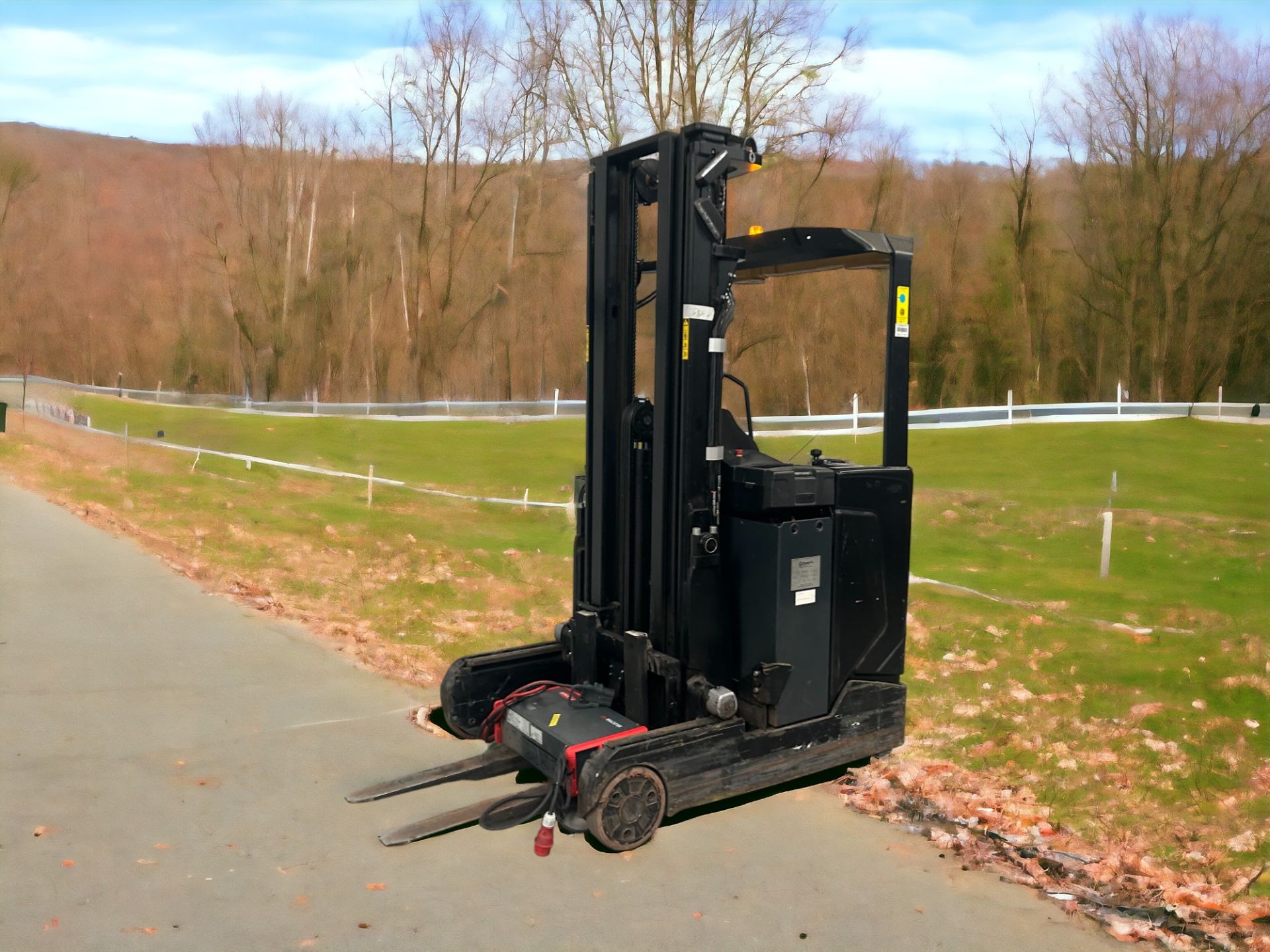 CAT LIFT TRUCKS NR14N2S REACH TRUCK - 2016 - Image 2 of 4