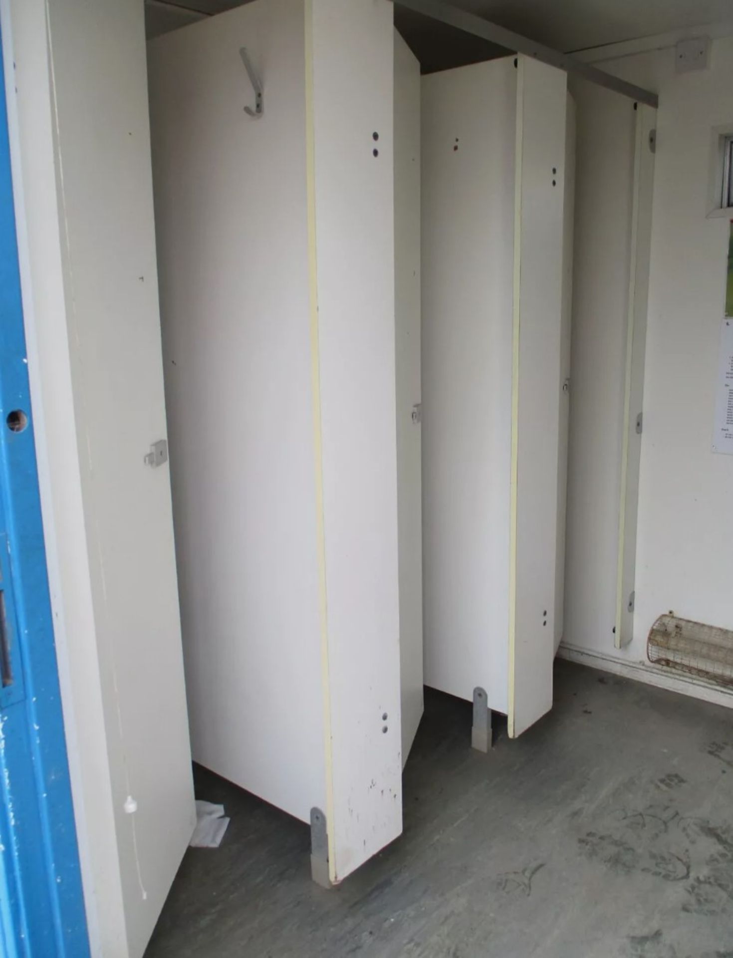 SHIPPING CONTAINER TOILET BLOCK: YOUR COMPLETE PORTABLE SANITATION SOLUTION - Bild 11 aus 11