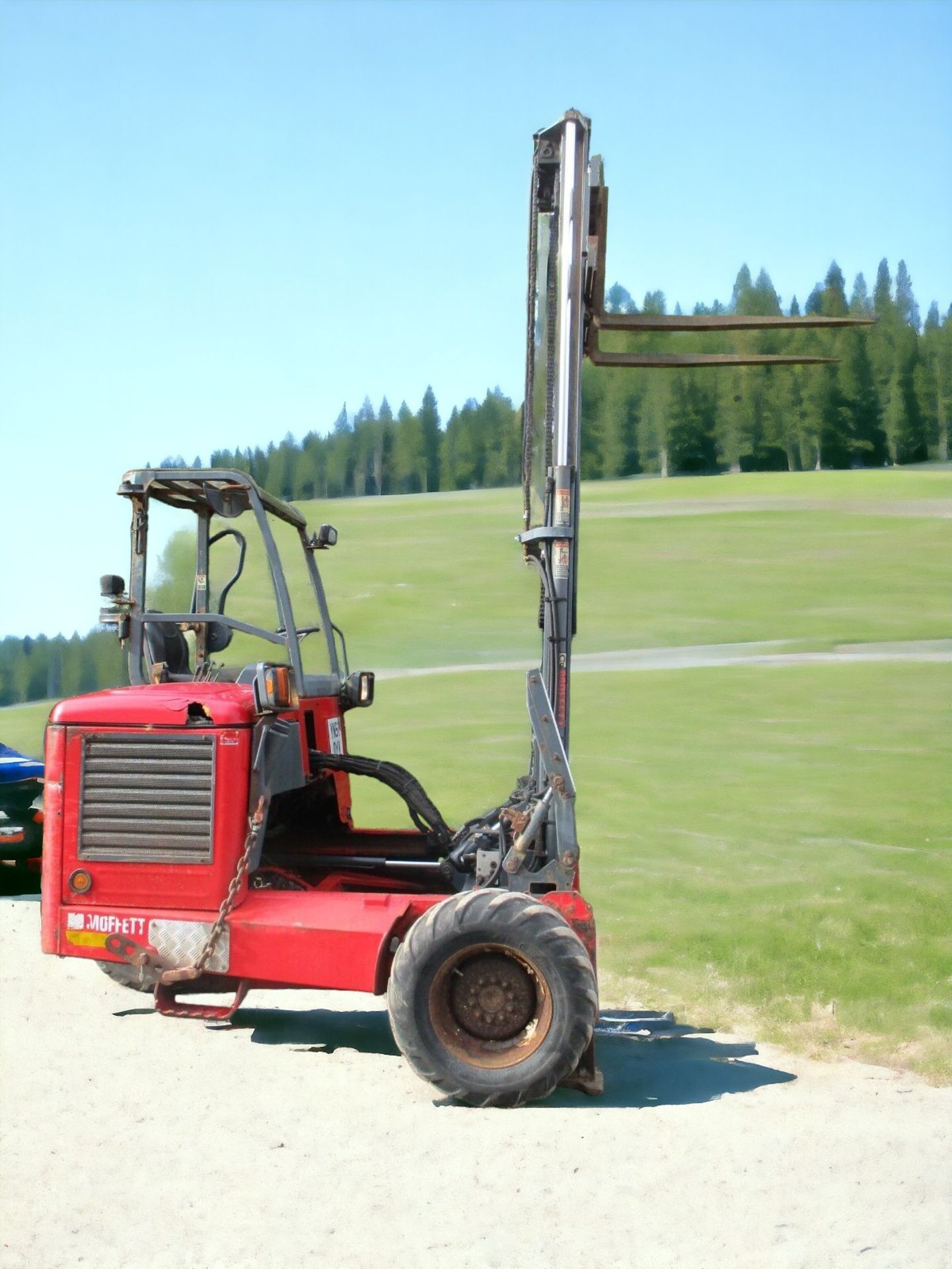 UNLOCK EFFICIENCY AND PRECISION WITH THE MOFFETT MOUNTY M5 25.3 FORKLIFT - Image 2 of 11