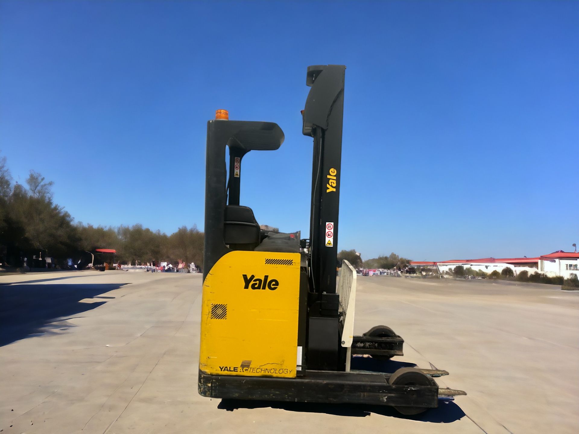 YALE MR16 REACH TRUCK - HIGH-PERFORMANCE ELECTRIC MATERIAL HANDLER **(INCLUDES CHARGER)**