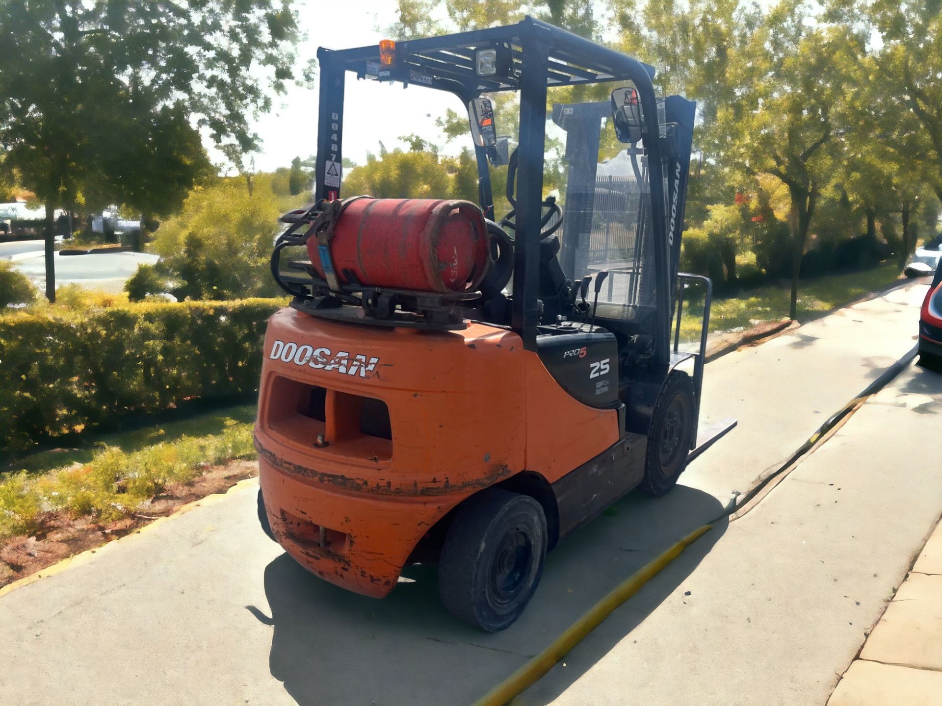 DOOSAN LPG FORKLIFT - MODEL G25P-5 (2008) - Image 5 of 6