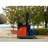 LINDE REACH TRUCK - MODEL R16 (2005) **(INCLUDES CHARGER)**