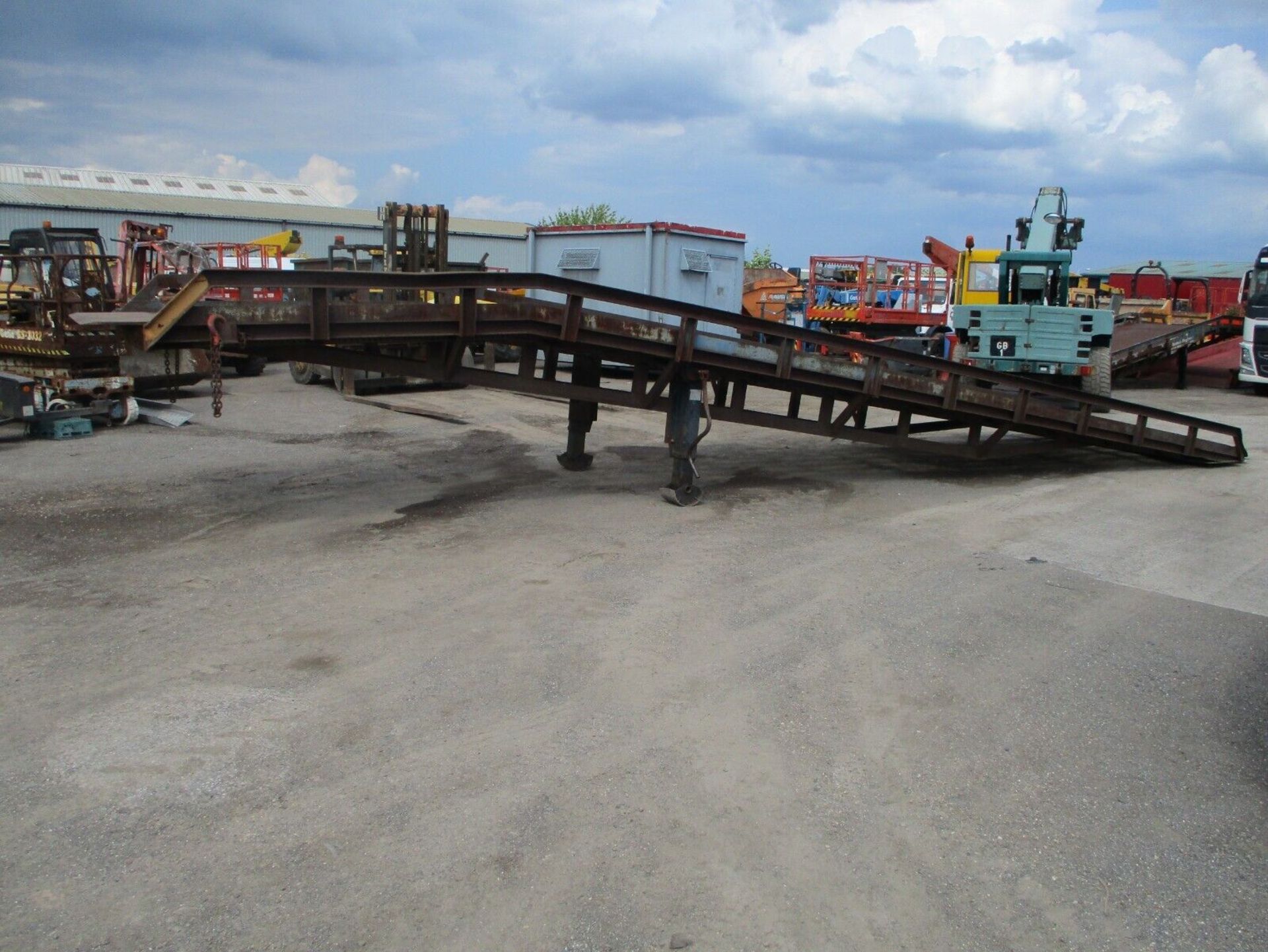 LANTERN CONTAINER LOADING RAMP - Image 8 of 14