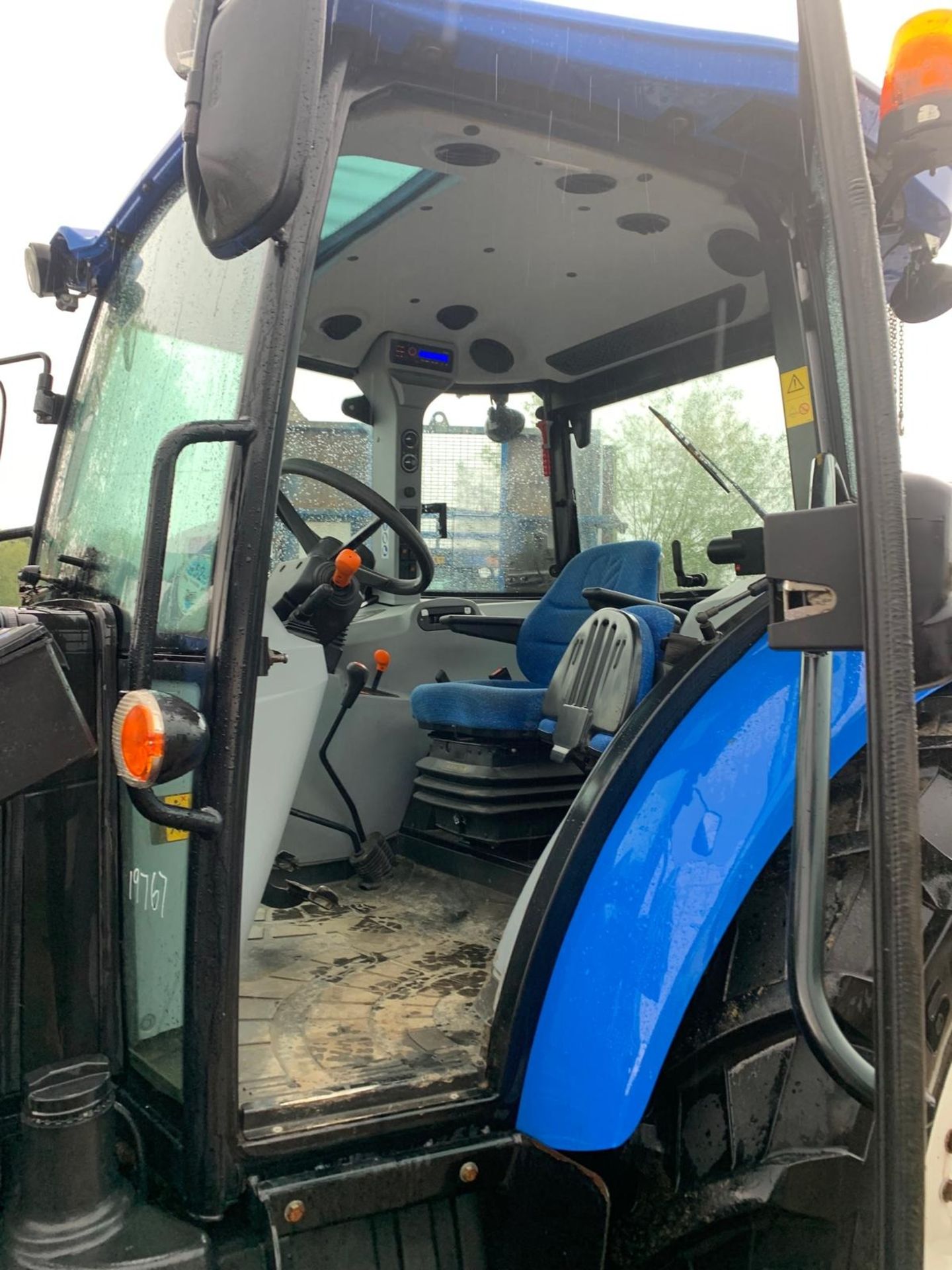 NEW HOLLAND TD5.105 TRACTOR WITH LOADER - Image 10 of 10