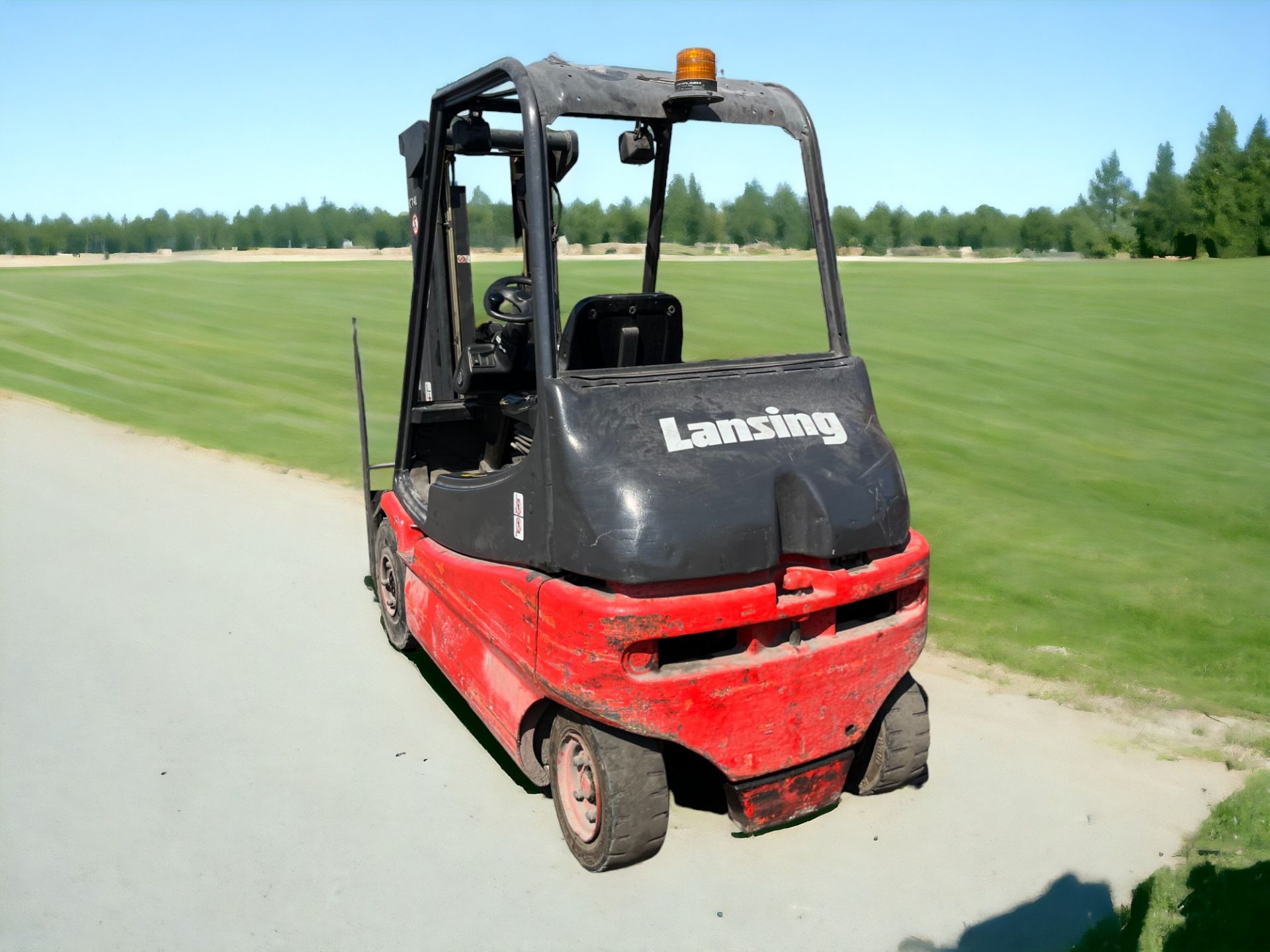 LINDE ELECTRIC 4-WHEEL FORKLIFT - E25-01 (1996) **(INCLUDES CHARGER)** - Image 6 of 6