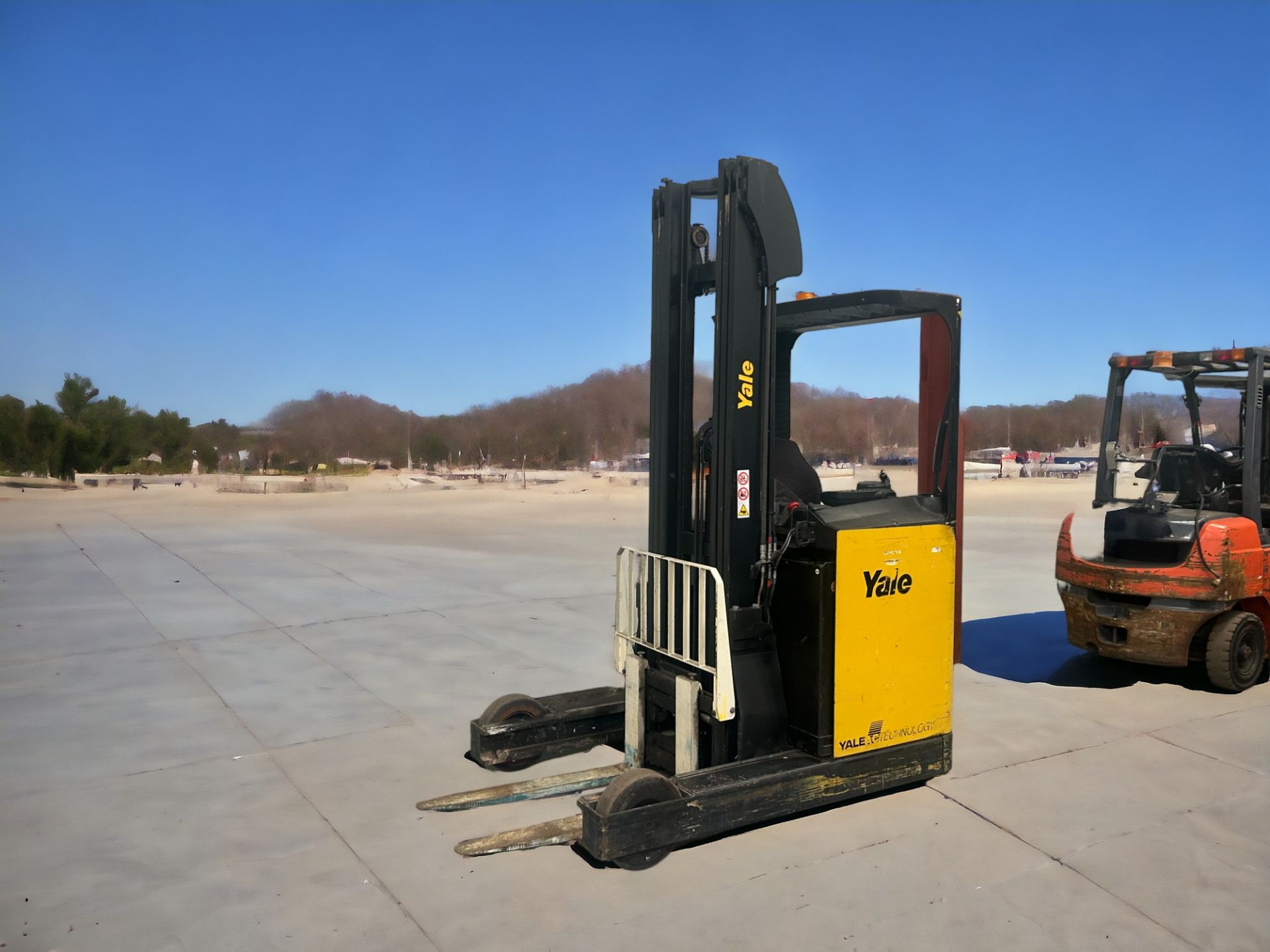 YALE MR16 REACH TRUCK - HIGH-PERFORMANCE ELECTRIC MATERIAL HANDLER **(INCLUDES CHARGER)** - Image 3 of 6
