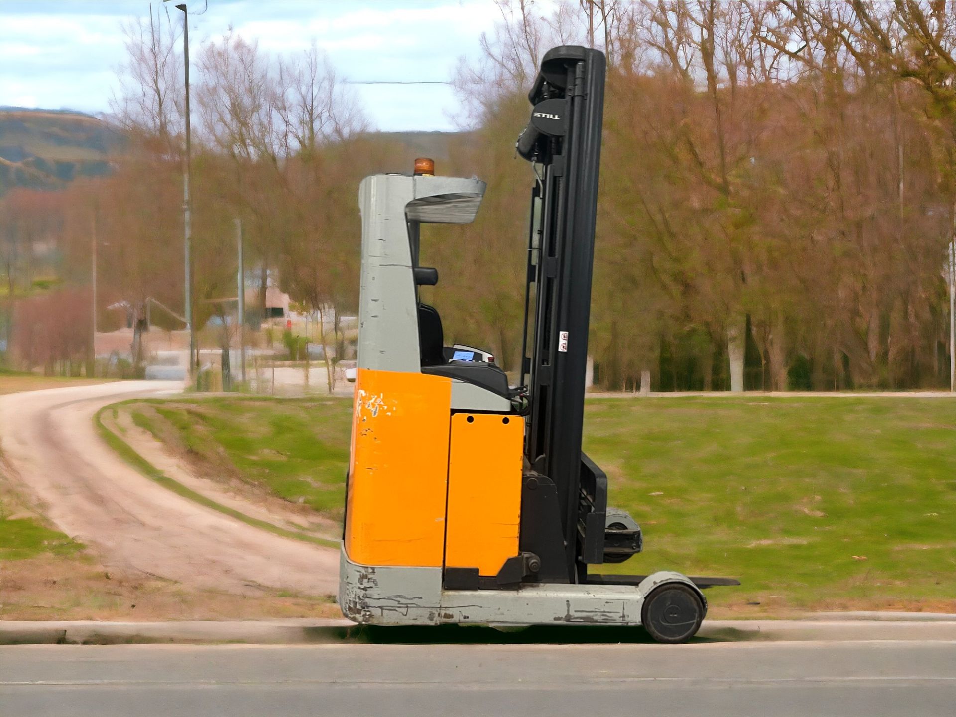 STILL FM-X17 ELECTRIC REACH TRUCK - 2008 **(INCLUDES CHARGER)**