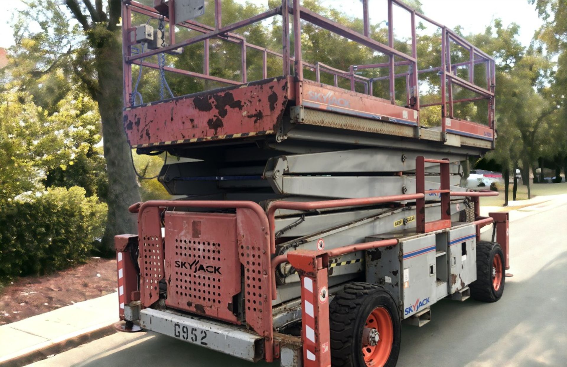 SKY KING SJ9250 SCISSOR LIFT PLATFORM 15.2 MTR - Image 4 of 13