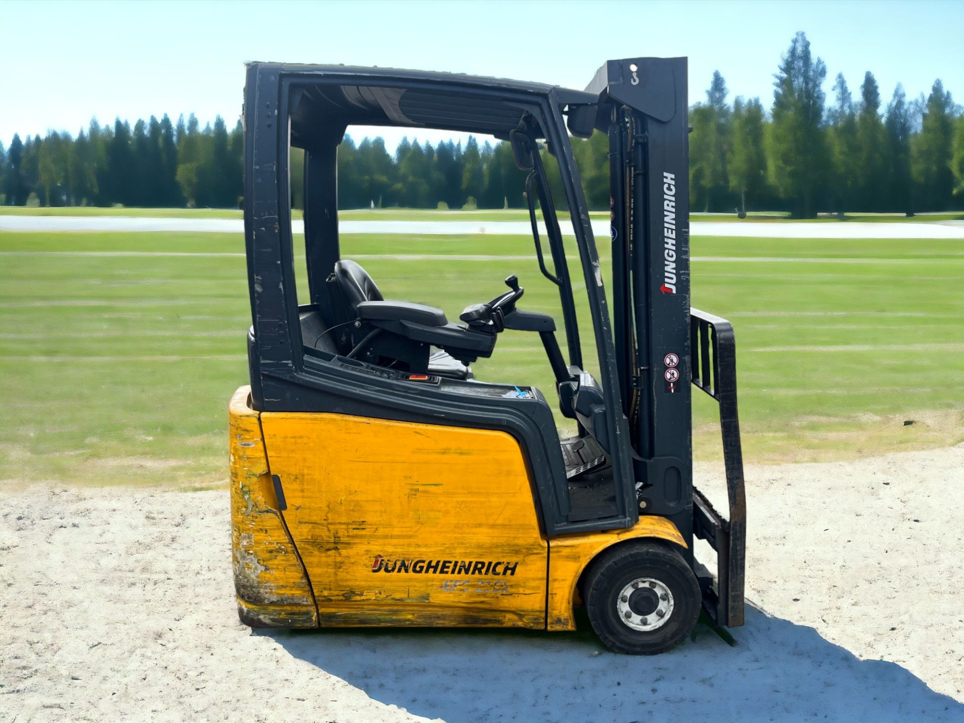 JUNGHEINRICH ELECTRIC 3-WHEEL FORKLIFT - EFG216K (2014) **(INCLUDES CHARGER)** - Image 3 of 4