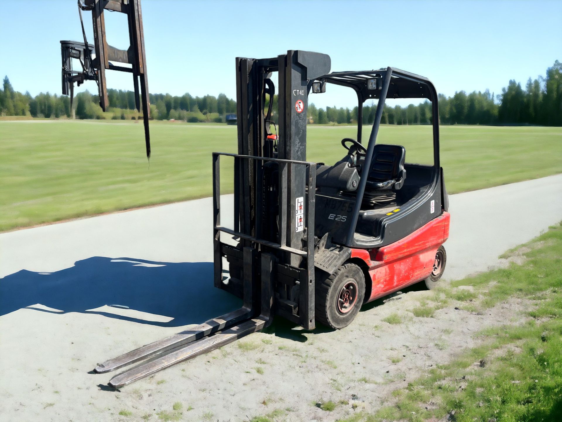 LINDE ELECTRIC 4-WHEEL FORKLIFT - E25-01 (1996) **(INCLUDES CHARGER)** - Image 2 of 6