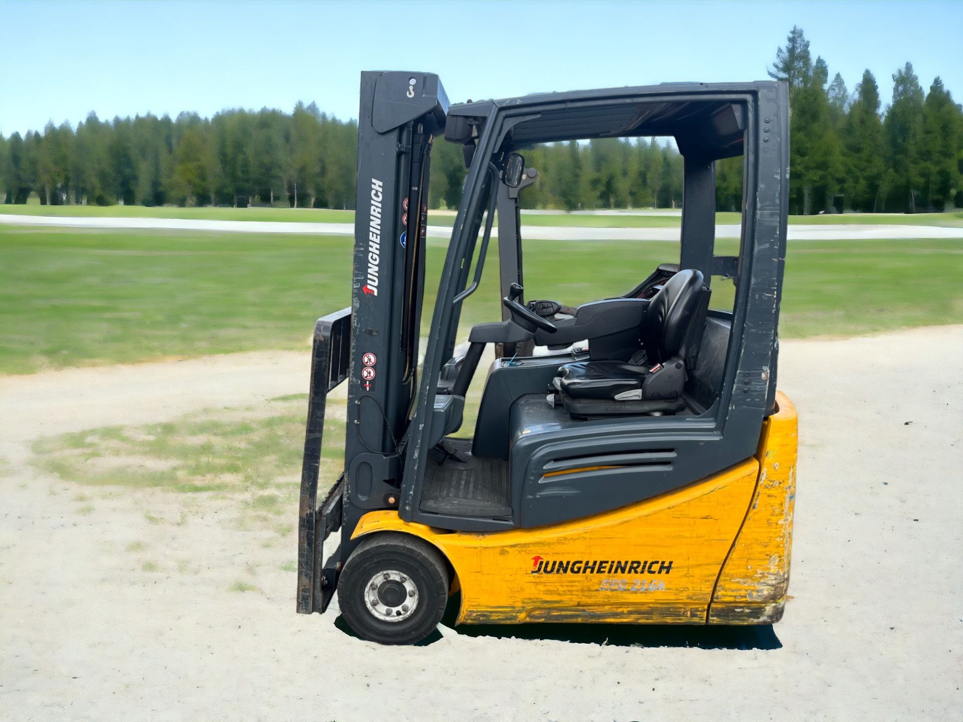 JUNGHEINRICH ELECTRIC 3-WHEEL FORKLIFT - EFG216K (2014) **(INCLUDES CHARGER)**