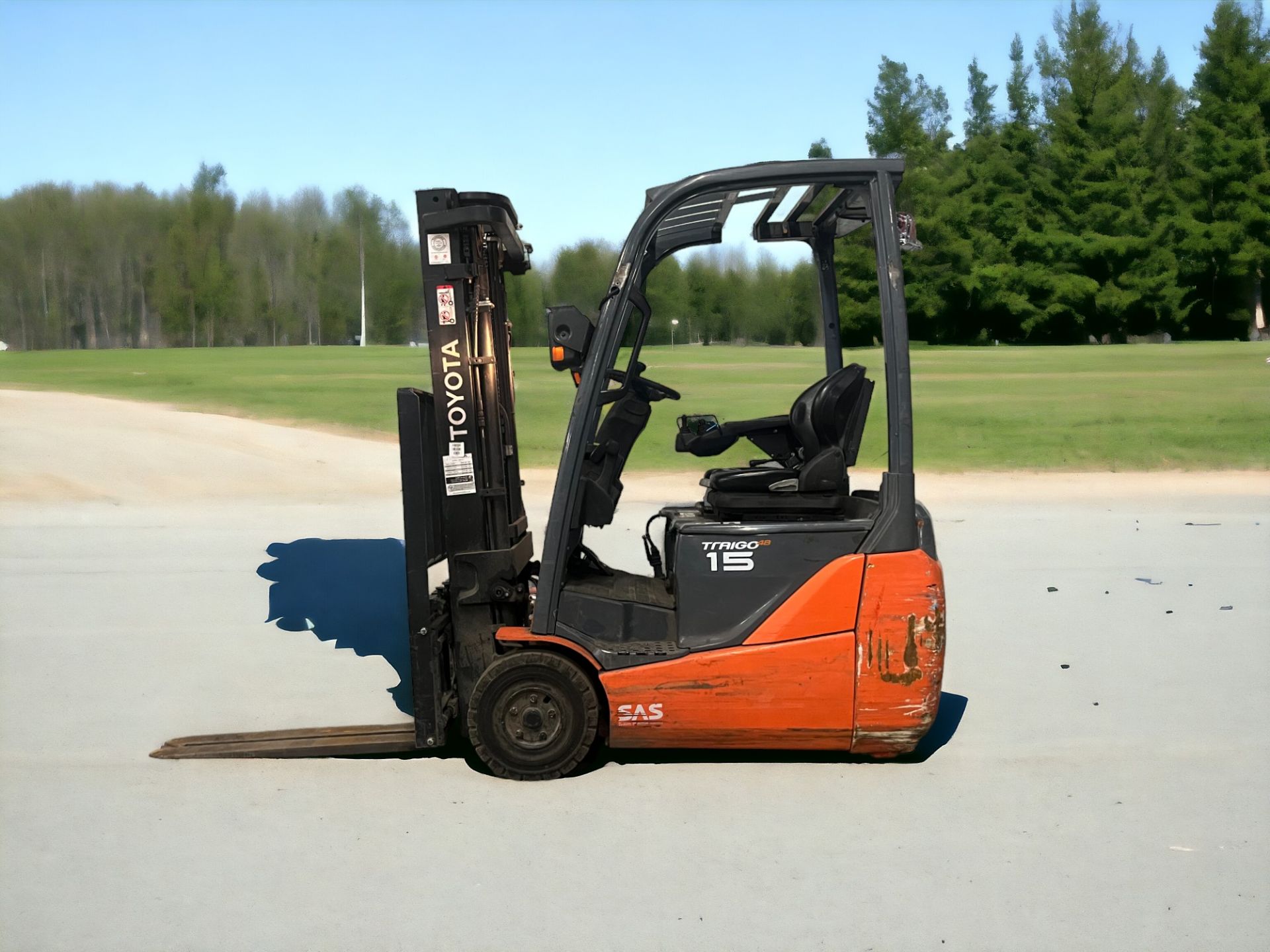 TOYOTA ELECTRIC 4-WHEEL FORKLIFT - 8FBET15 (2013) **(INCLUDES CHARGER)**