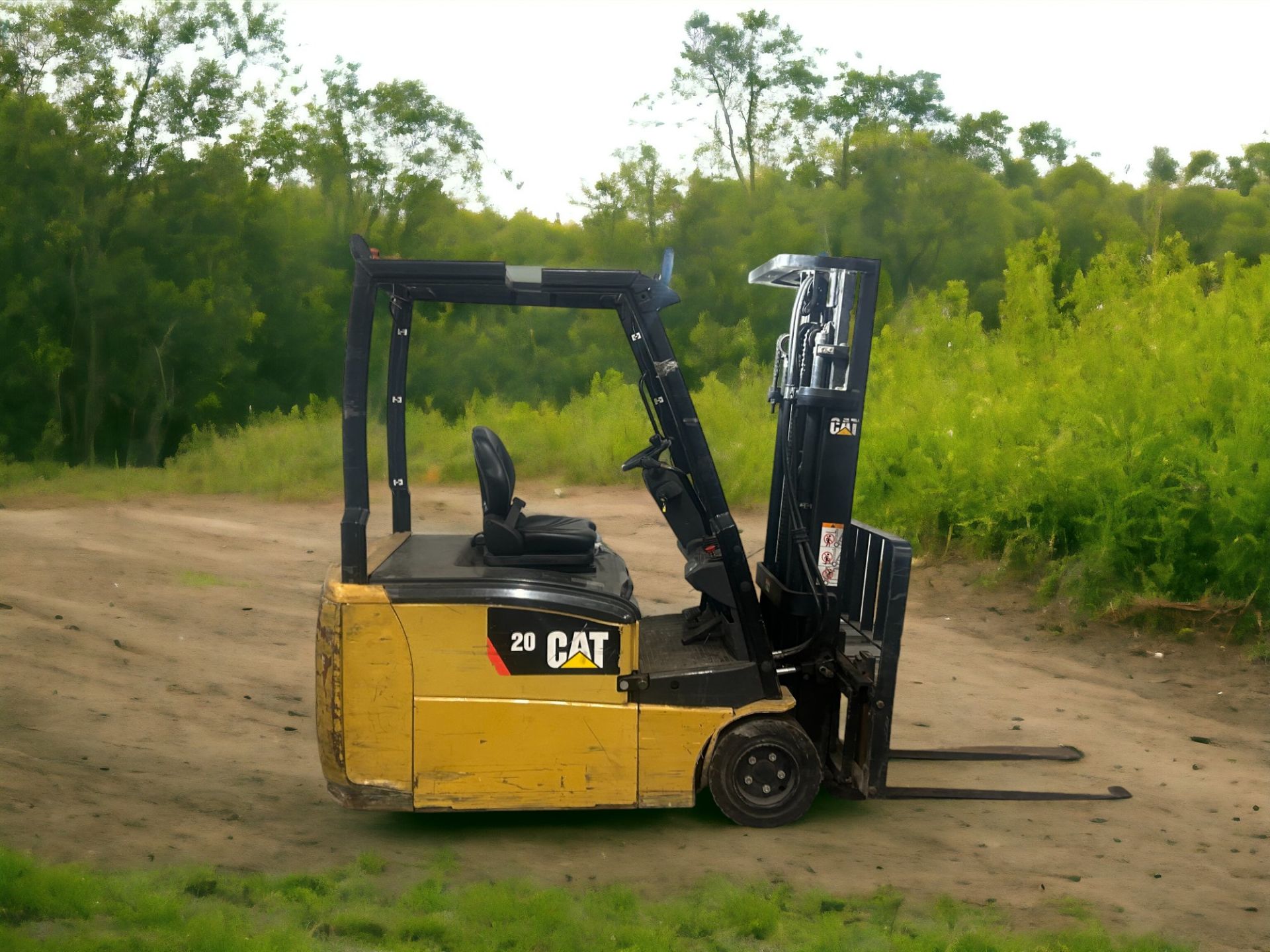 CAT LIFT TRUCKS EP20PNT ELECTRIC FORKLIFT - 2015 **(INCLUDES CHARGER)** - Image 5 of 6