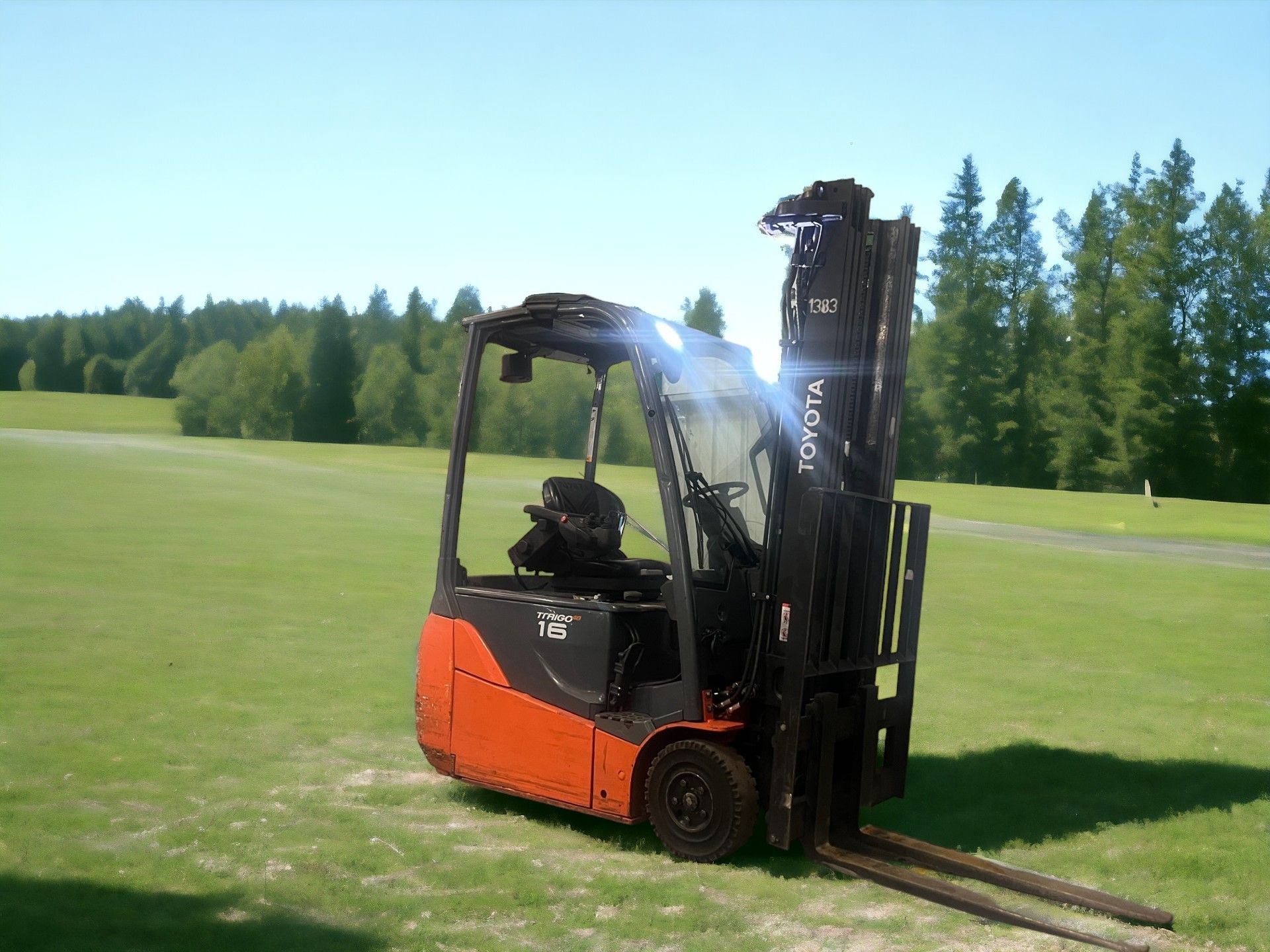 TOYOTA ELECTRIC 3-WHEEL FORKLIFT - 8FBET16 (2012) **(INCLUDES CHARGER)** - Image 4 of 6