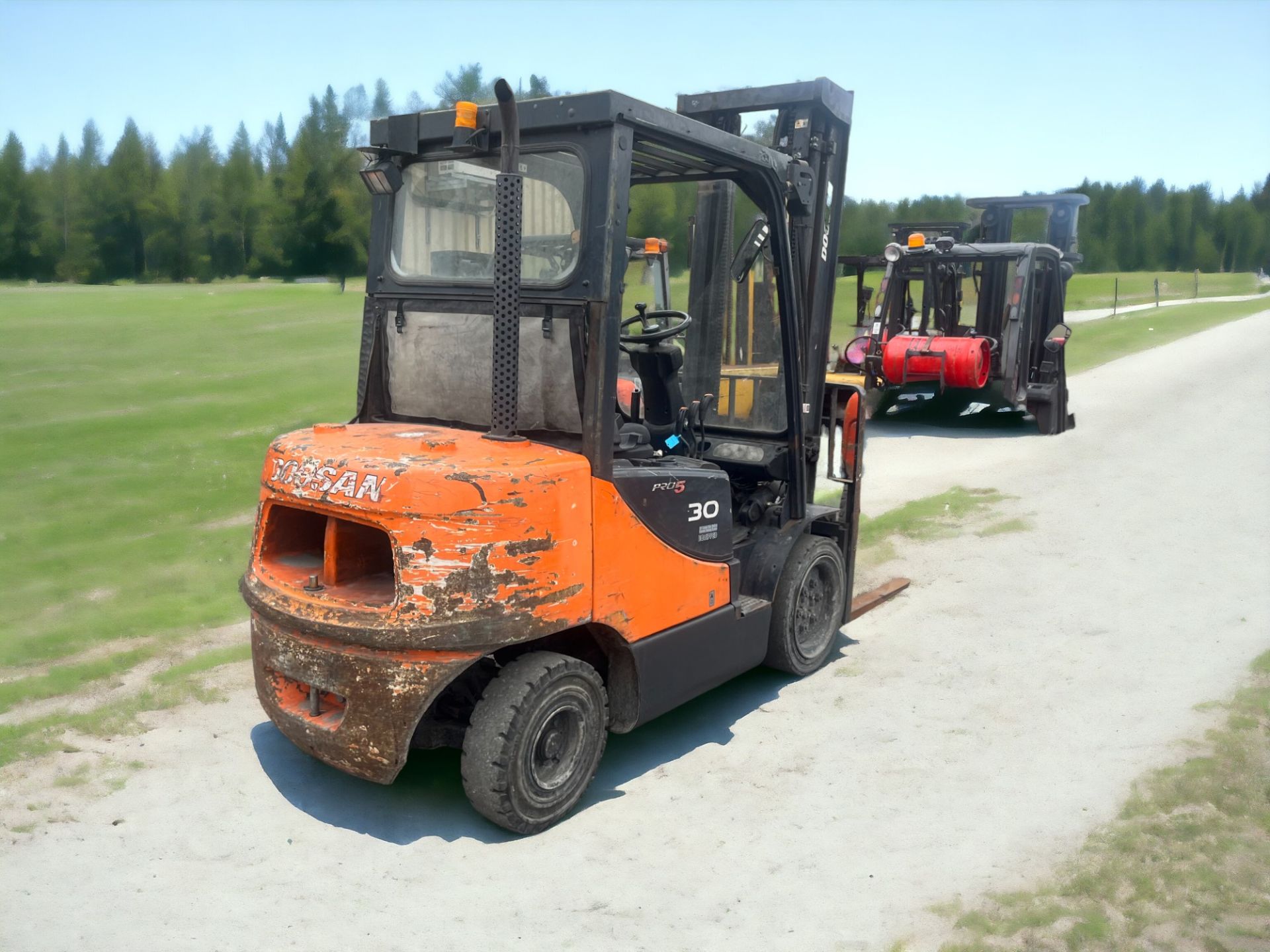 YEAR- 2011 DOOSAN D30S-5 DIESEL FORKLIFT - Image 4 of 6