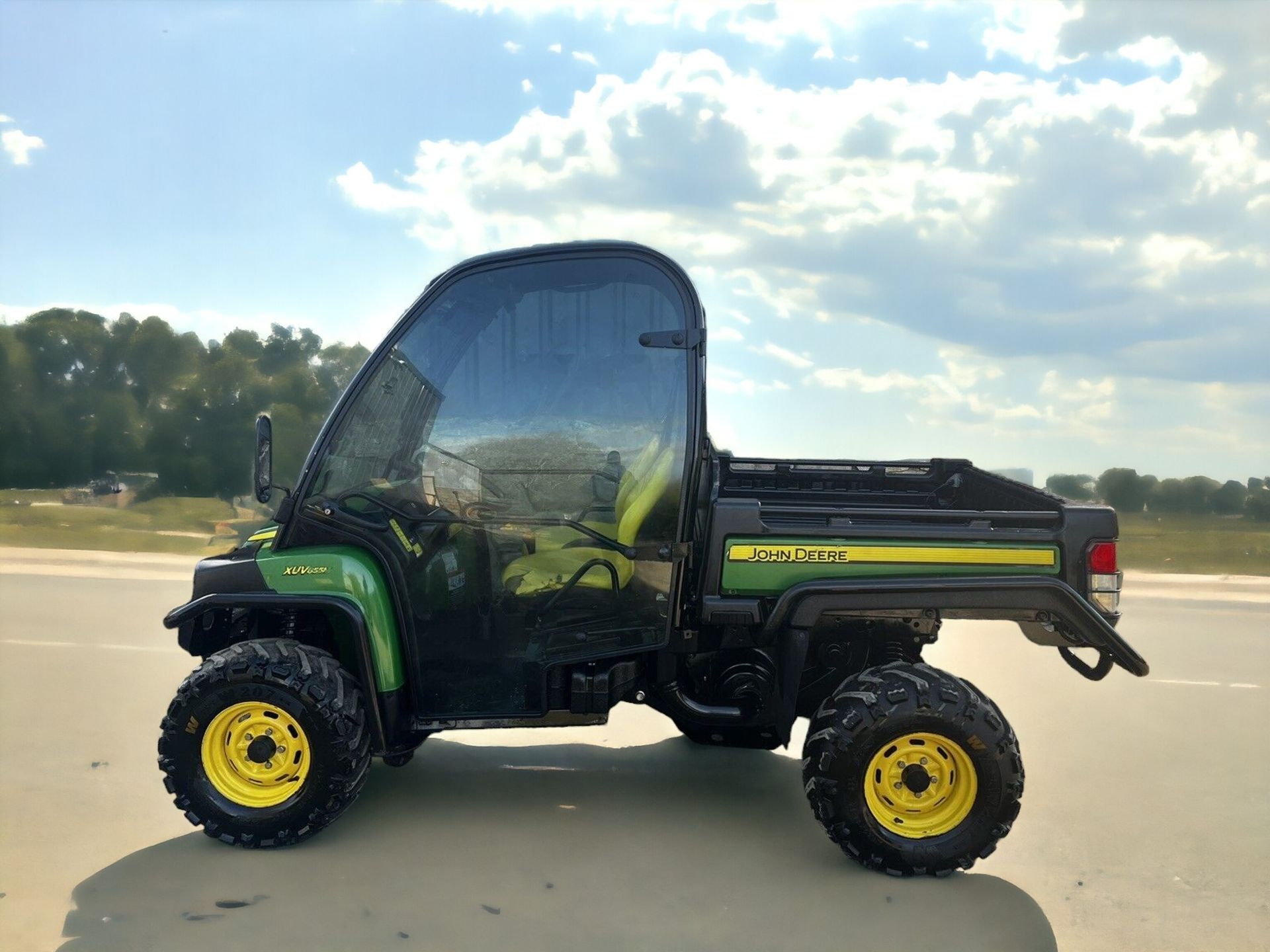 JOHN DEERE 855M GATOR