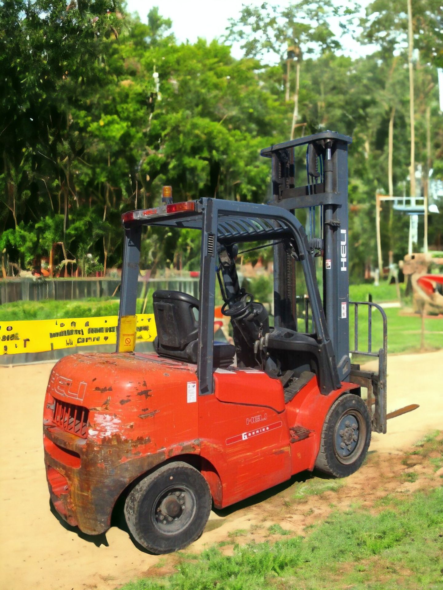 ENHANCE EFFICIENCY WITH THE HELI FD30G FORKLIFT - Image 7 of 11