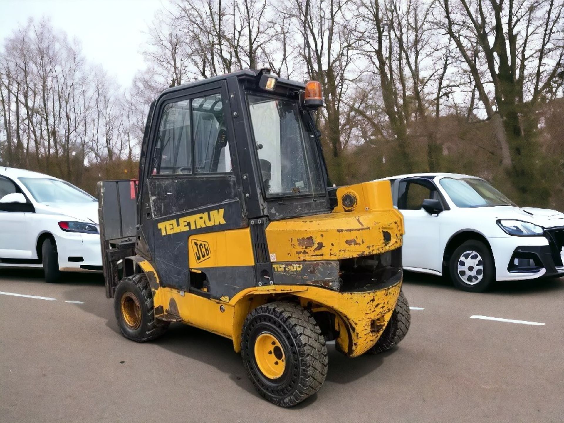 PREMIUM 2002 FORKLIFT – READY FOR HEAVY-DUTY PERFORMANCE - Image 3 of 8