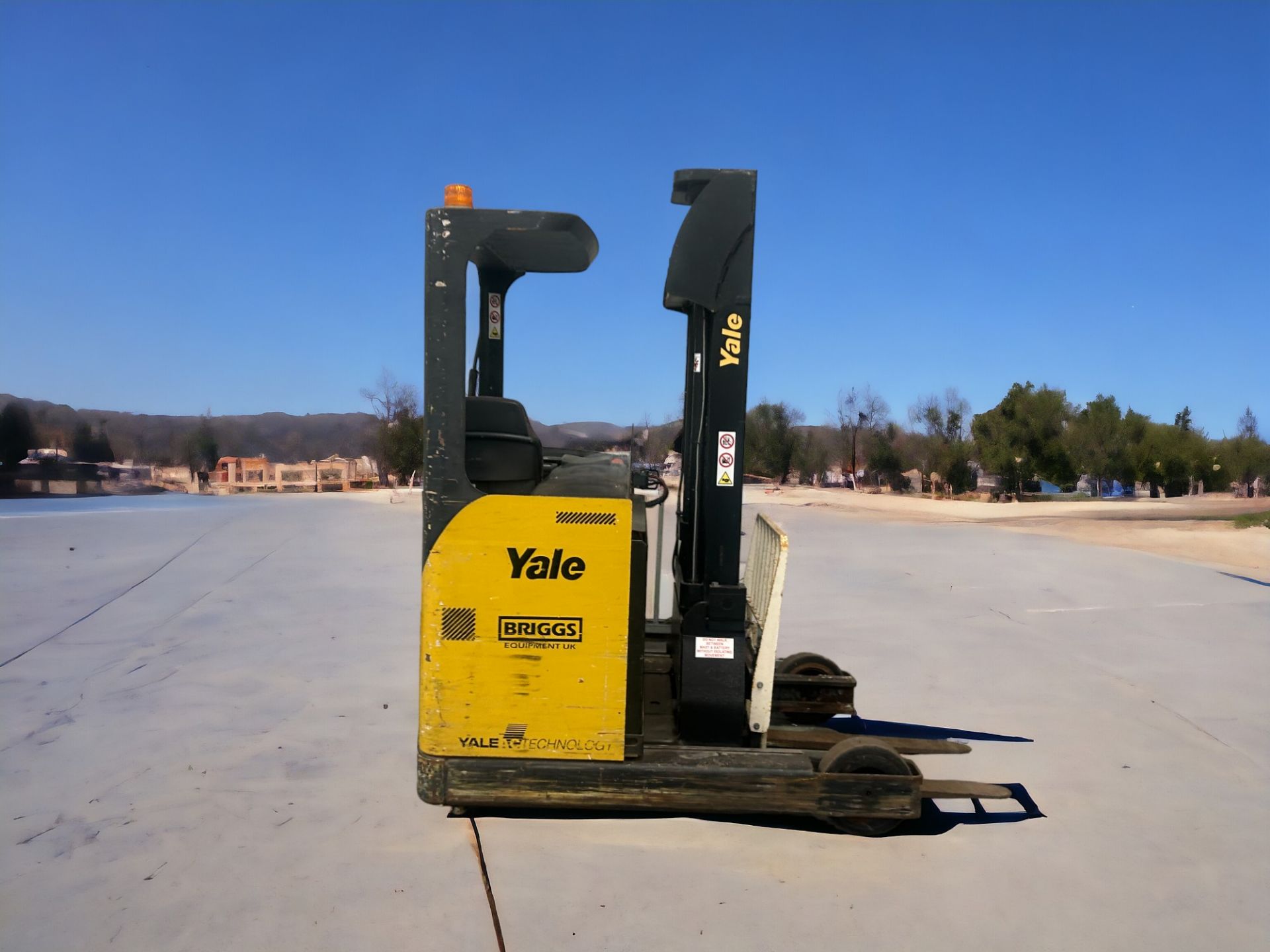 YALE MR16 REACH TRUCK - EFFICIENT ELECTRIC MATERIAL HANDLING SOLUTION **(INCLUDES CHARGER)** - Bild 5 aus 7