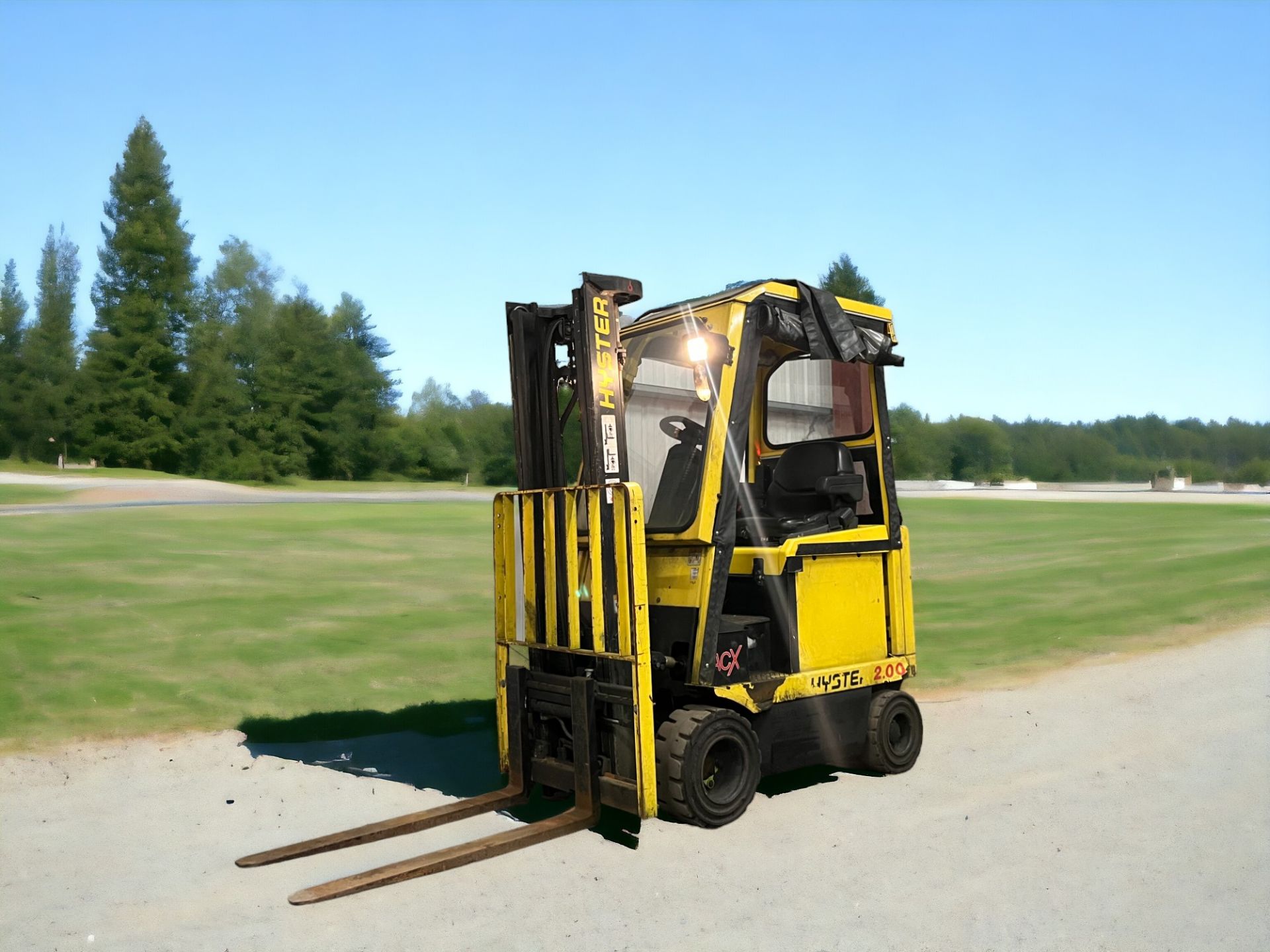 HYSTER ELECTRIC 4-WHEEL FORKLIFT - H2.00XMS (2006) **(INCLUDES CHARGER)** - Image 2 of 3