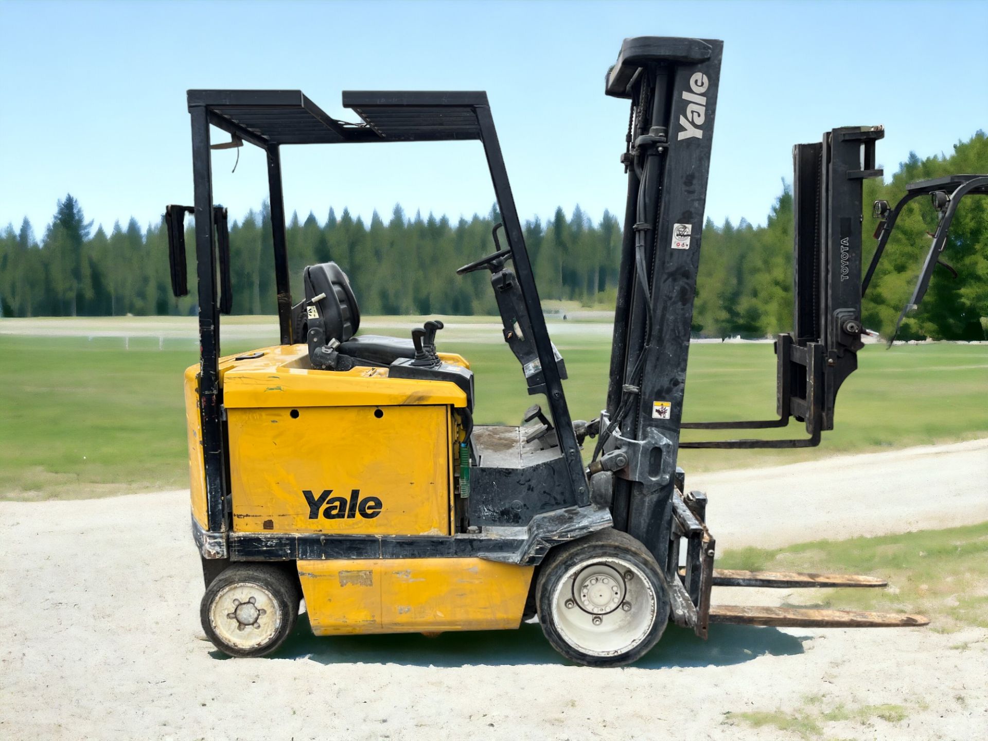 YALE ELECTRIC 4-WHEEL FORKLIFT - ERC AGF 25 (2001) **(INCLUDES CHARGER)** - Image 4 of 6