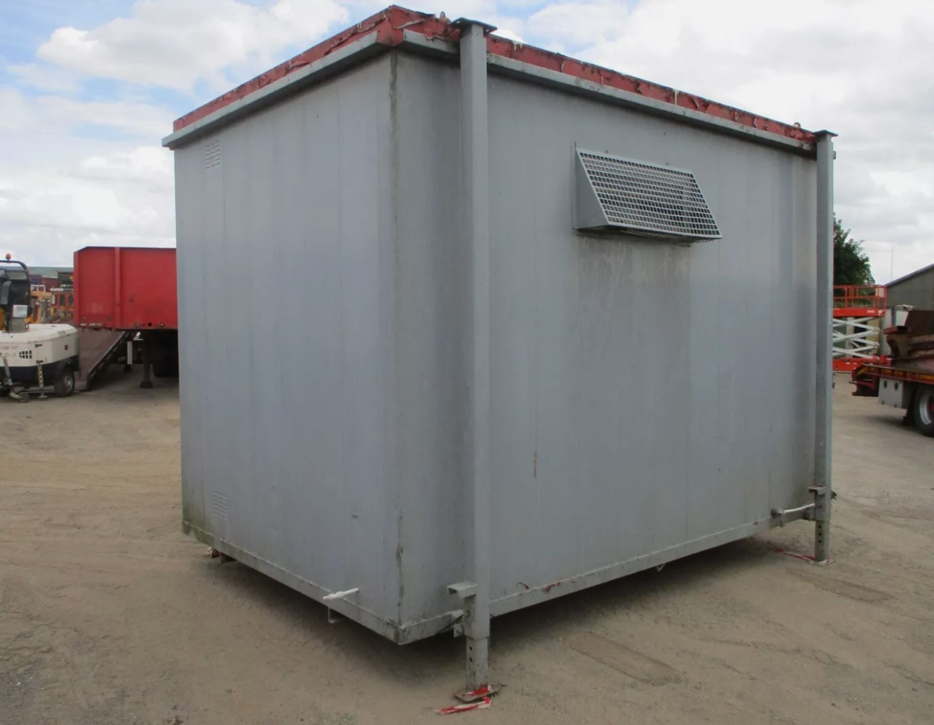 SHIPPING CONTAINER TOILET BLOCK: YOUR PORTABLE SANITATION SOLUTION - Image 3 of 11