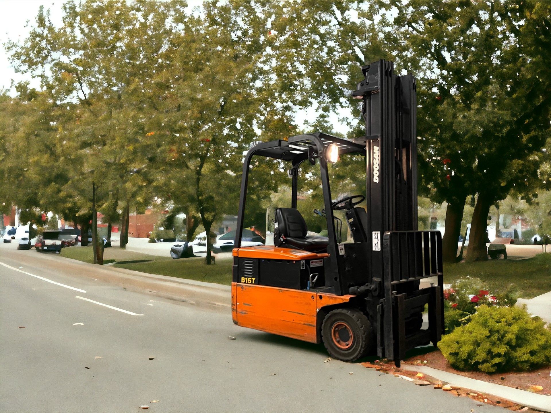 DAEWOO ELECTRIC 3-WHEEL FORKLIFT - MODEL B15T (1998) **(INCLUDES CHARGER)** - Image 4 of 6