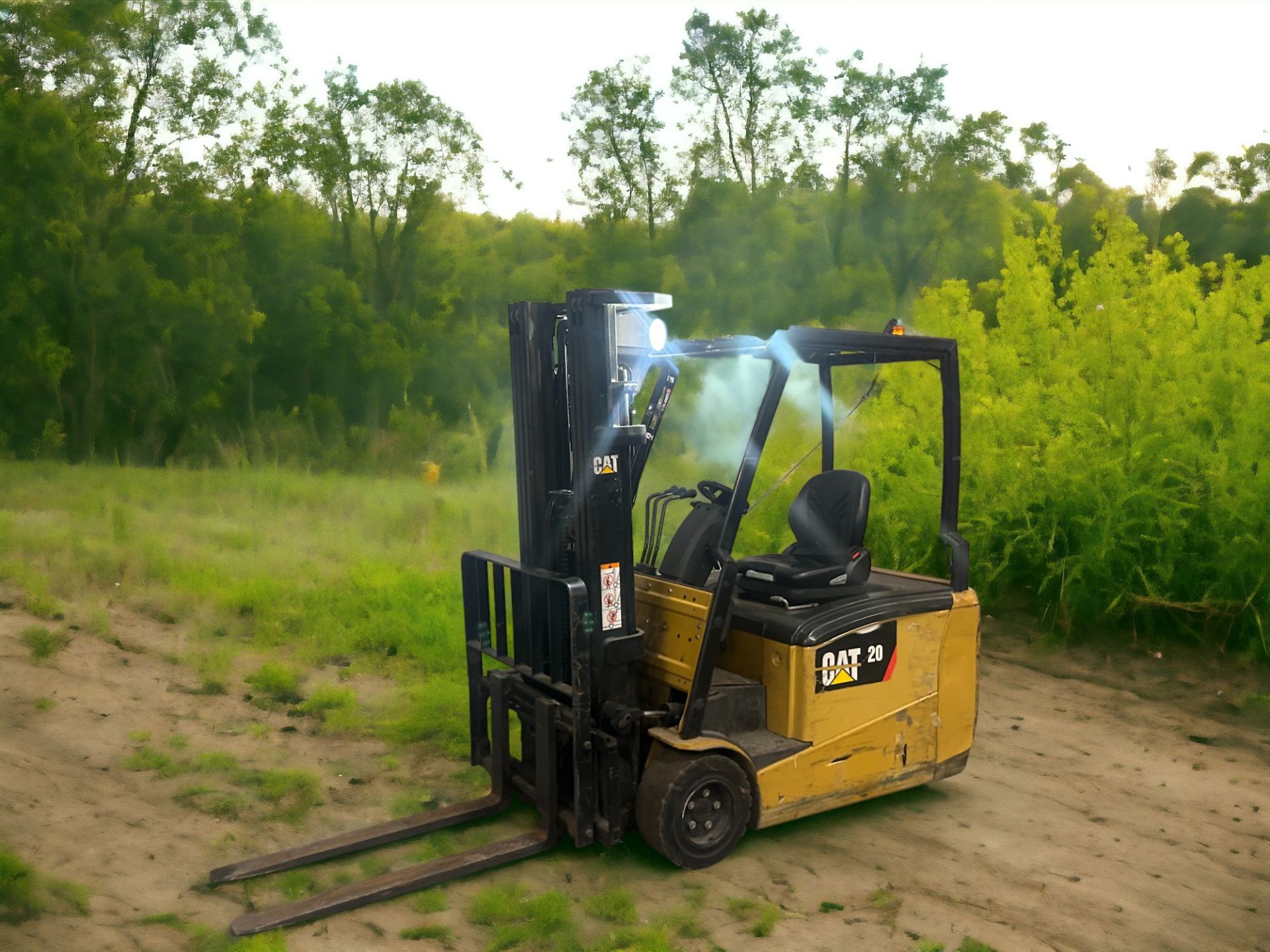 CAT LIFT TRUCKS EP20PNT ELECTRIC FORKLIFT - 2015 **(INCLUDES CHARGER)** - Image 2 of 6