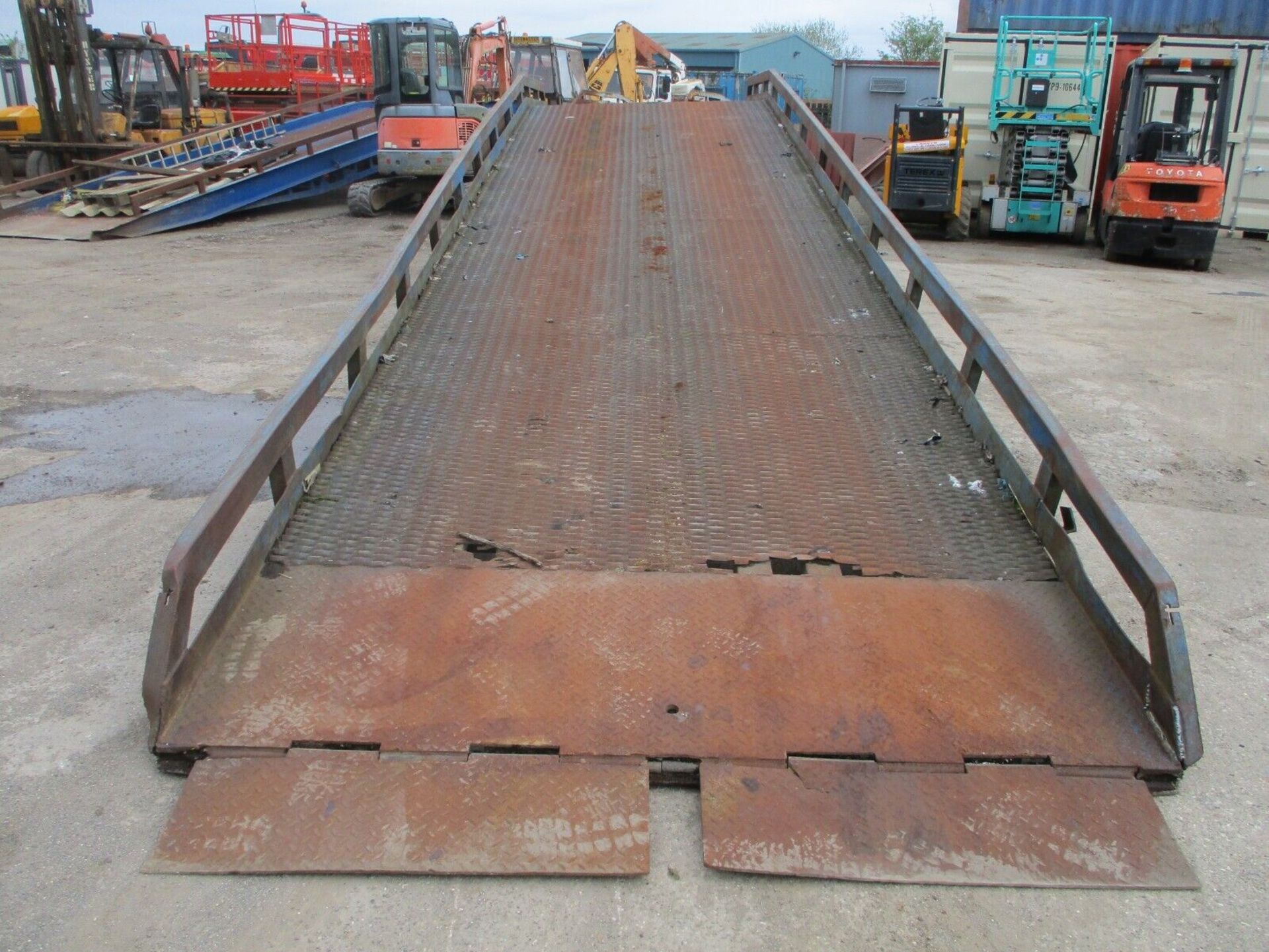 LANTERN CONTAINER LOADING RAMP - 12 METERS LONG - Image 8 of 9